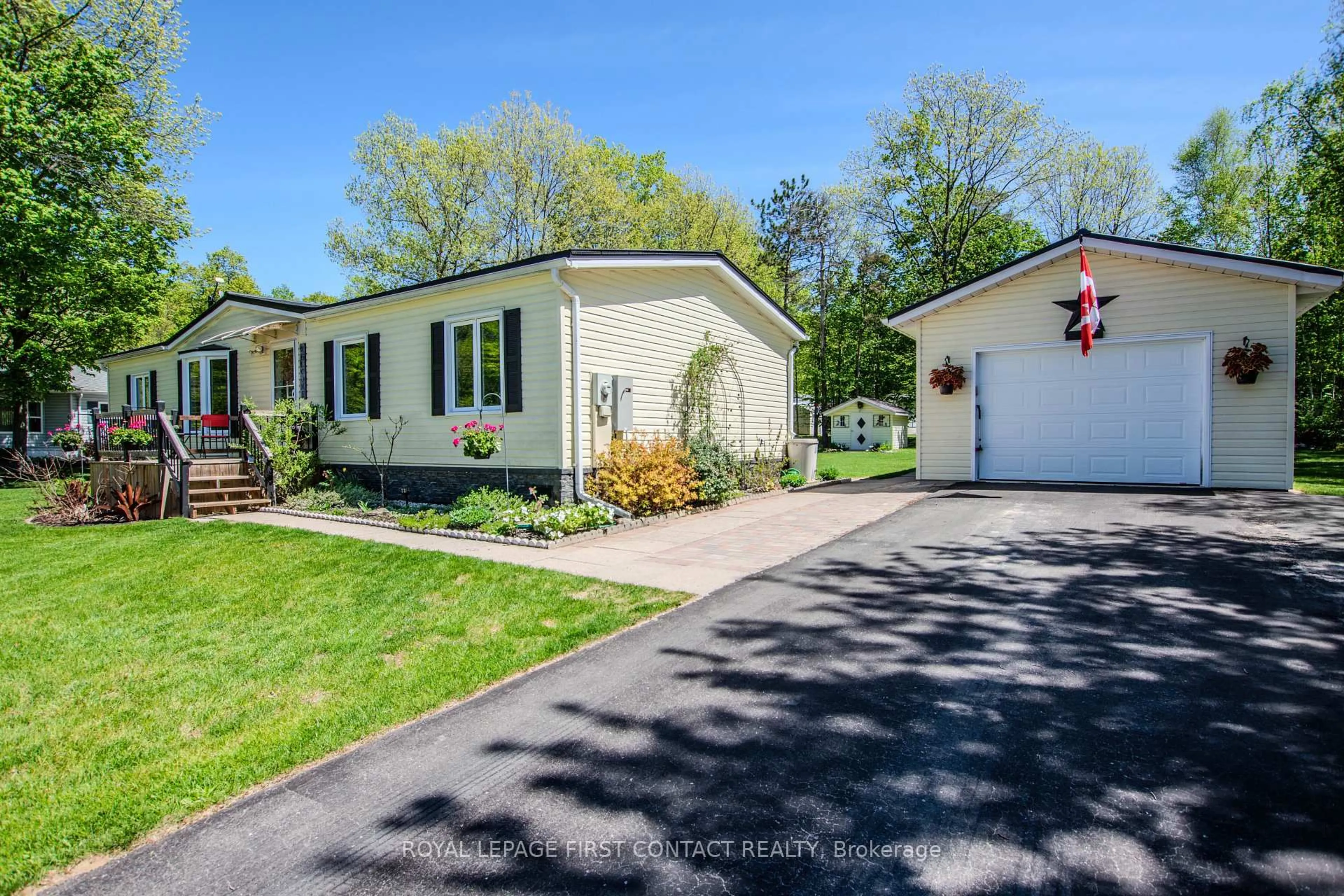 A pic from outside/outdoor area/front of a property/back of a property/a pic from drone, street for 5411 Elliott Sdrd #63, Tay Ontario L4N 4K3