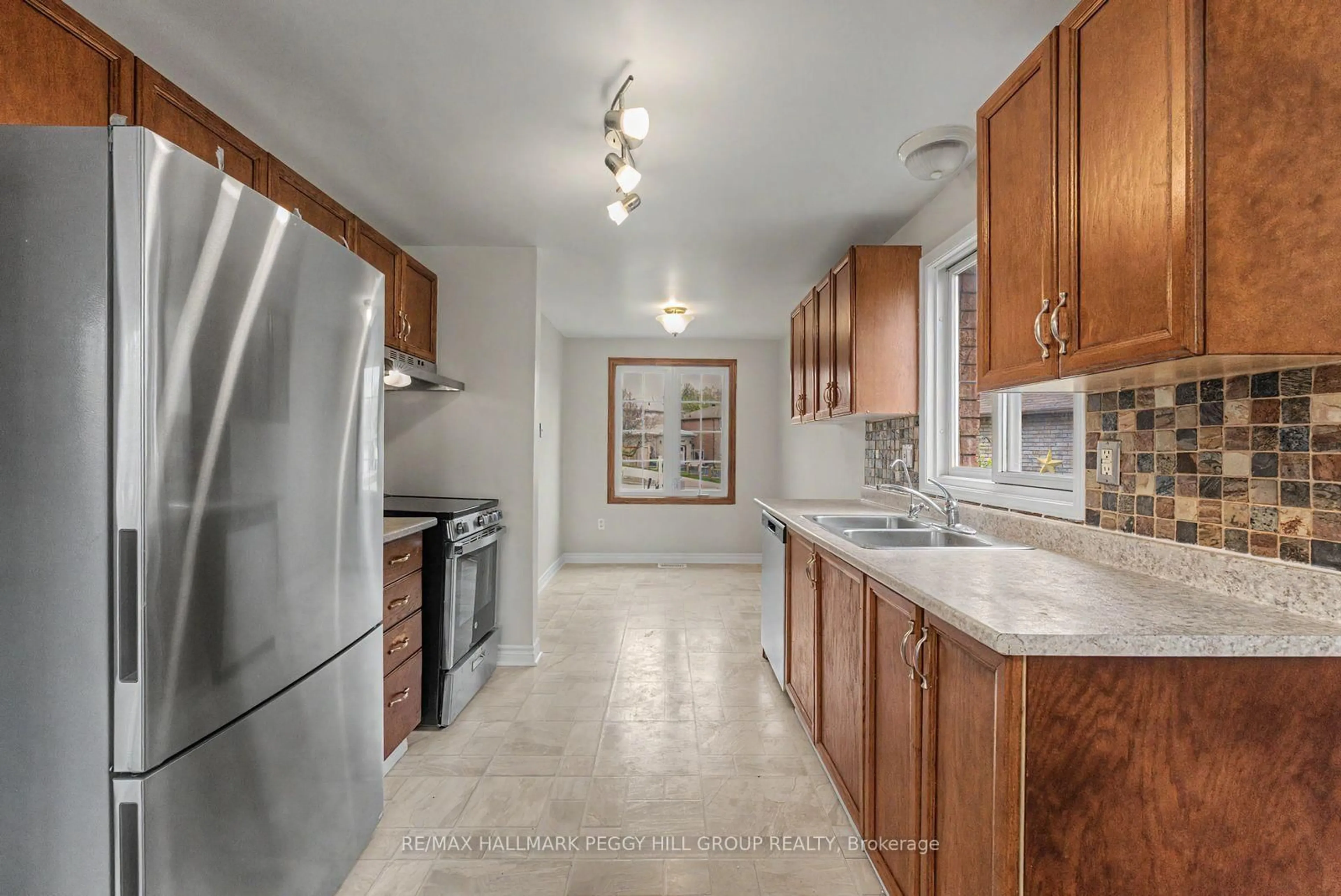 Standard kitchen, ceramic/tile floor for 24 Geddes Cres, Barrie Ontario L4N 7B2