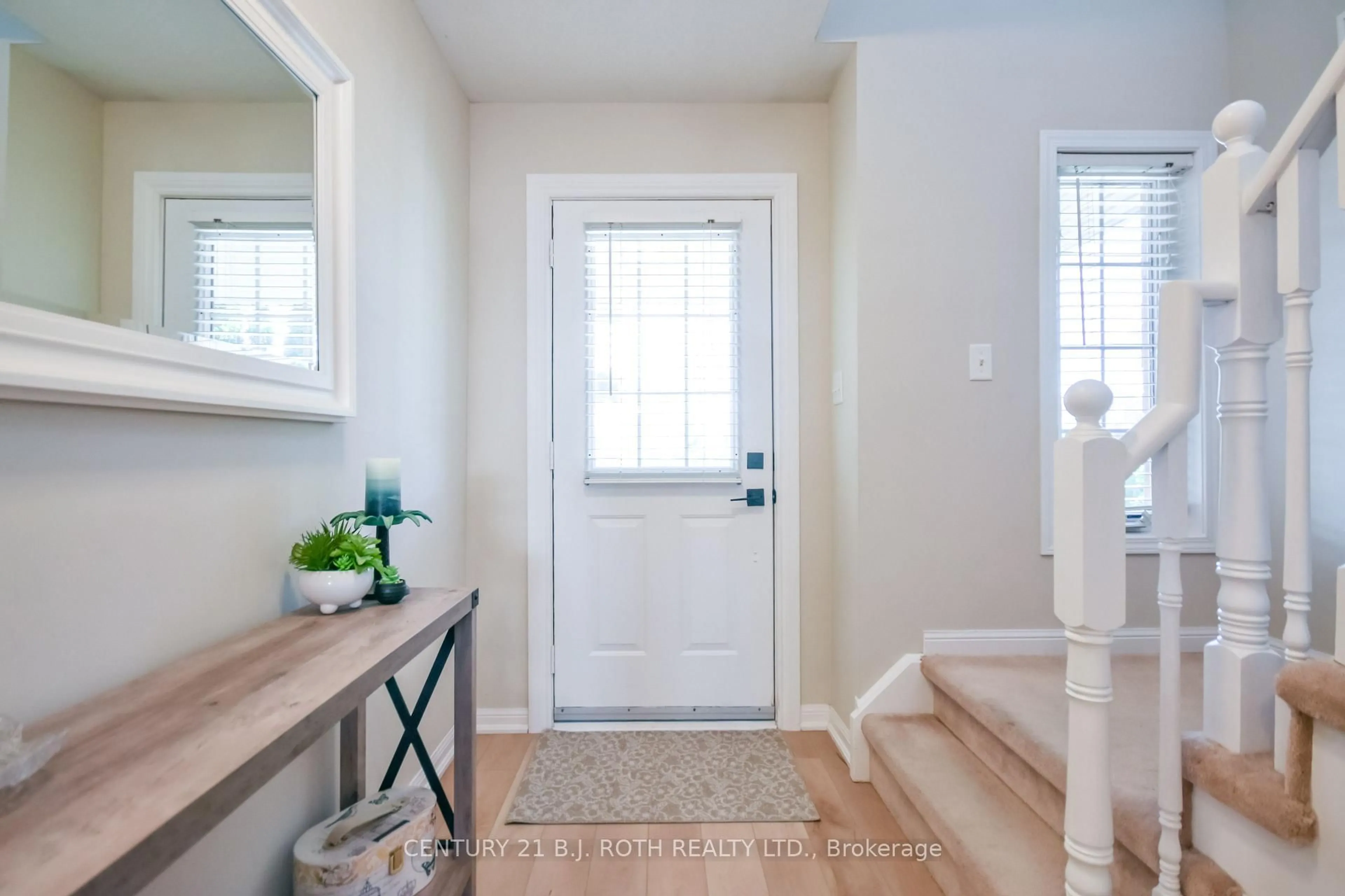 Indoor entryway for 95 Bird St, Barrie Ontario L4N 0W6