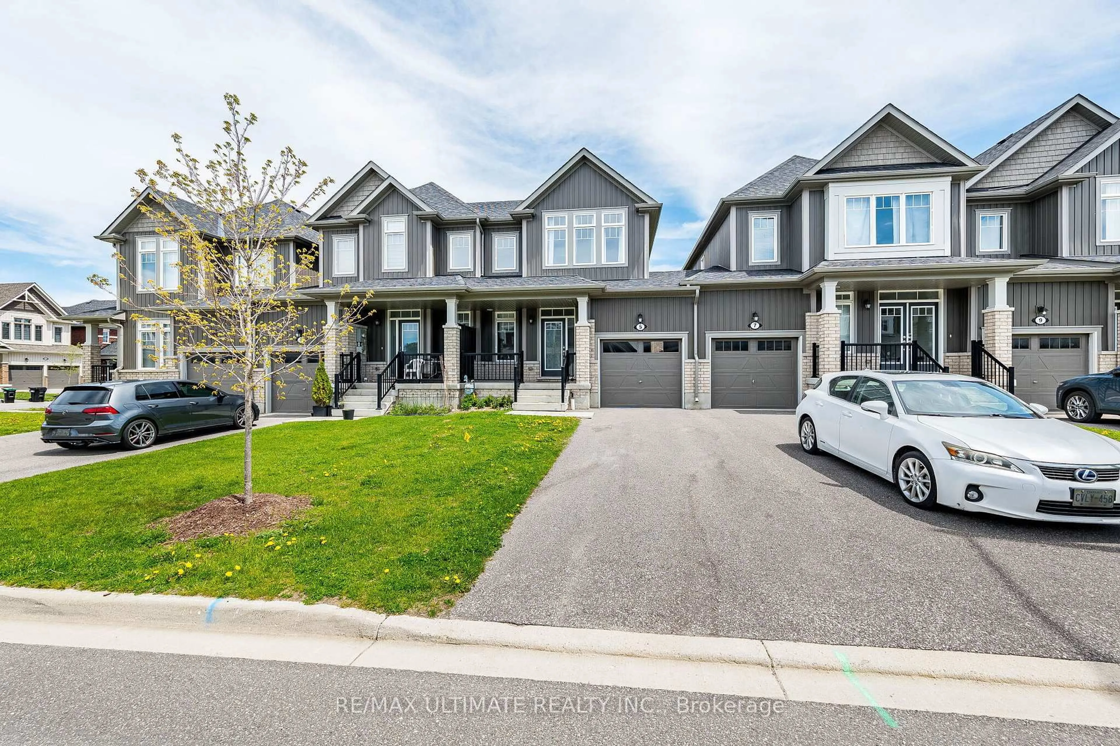 A pic from outside/outdoor area/front of a property/back of a property/a pic from drone, street for 5 Albany St, Collingwood Ontario L9Y 3V3