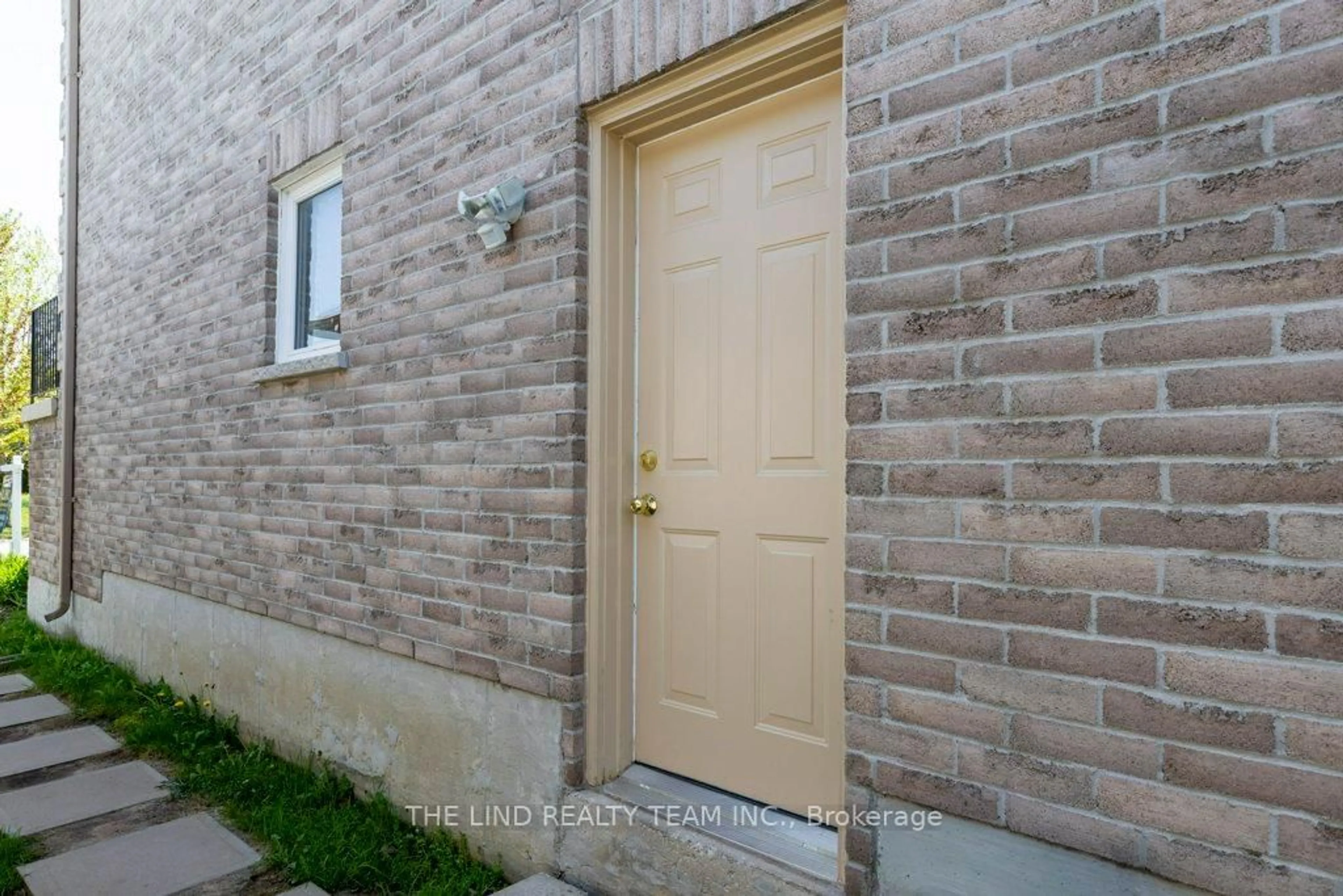 Indoor entryway for 61 Mcintyre Dr, Barrie Ontario L4N 5C5