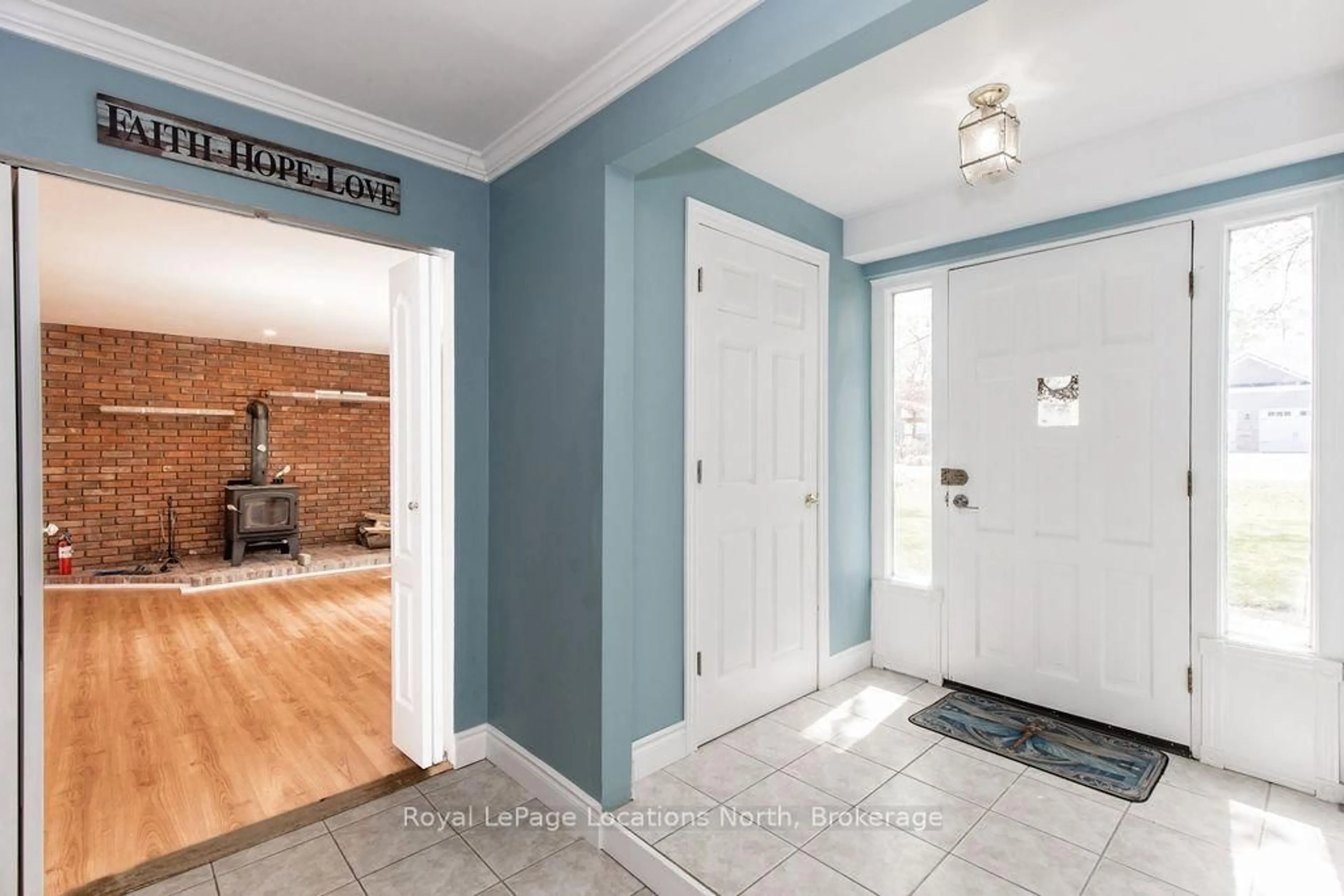 Indoor entryway for 38 Foliage Dr, Tiny Ontario L0L 1P1