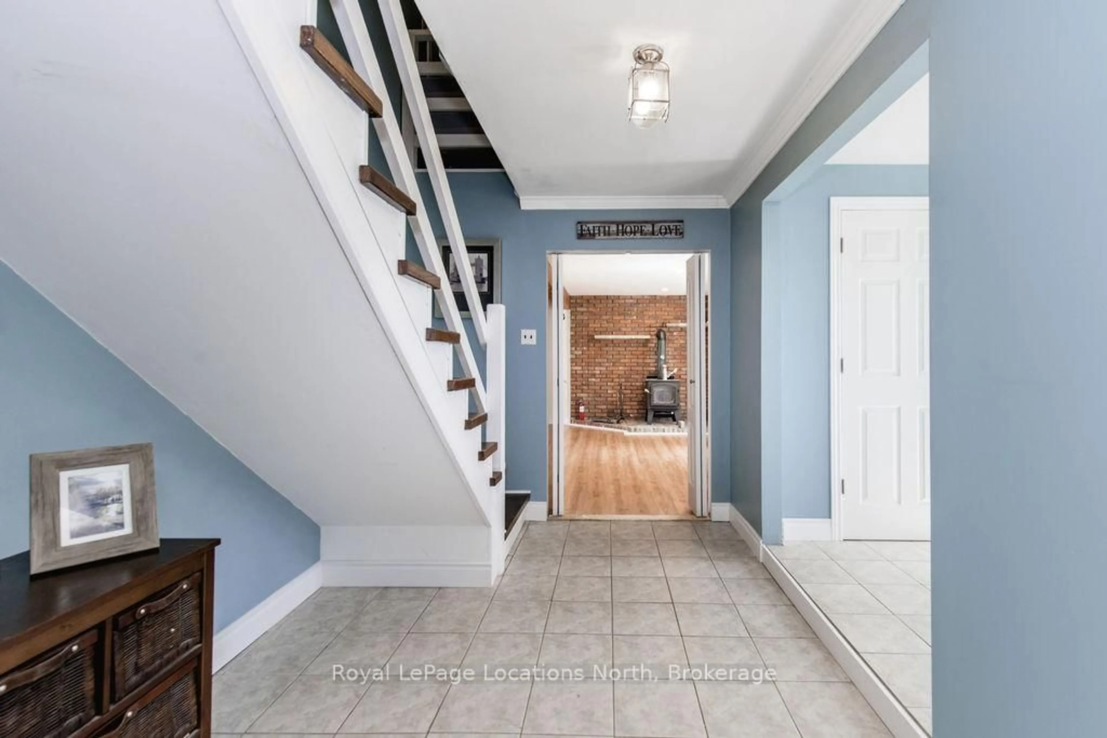 Indoor entryway for 38 Foliage Dr, Tiny Ontario L0L 1P1