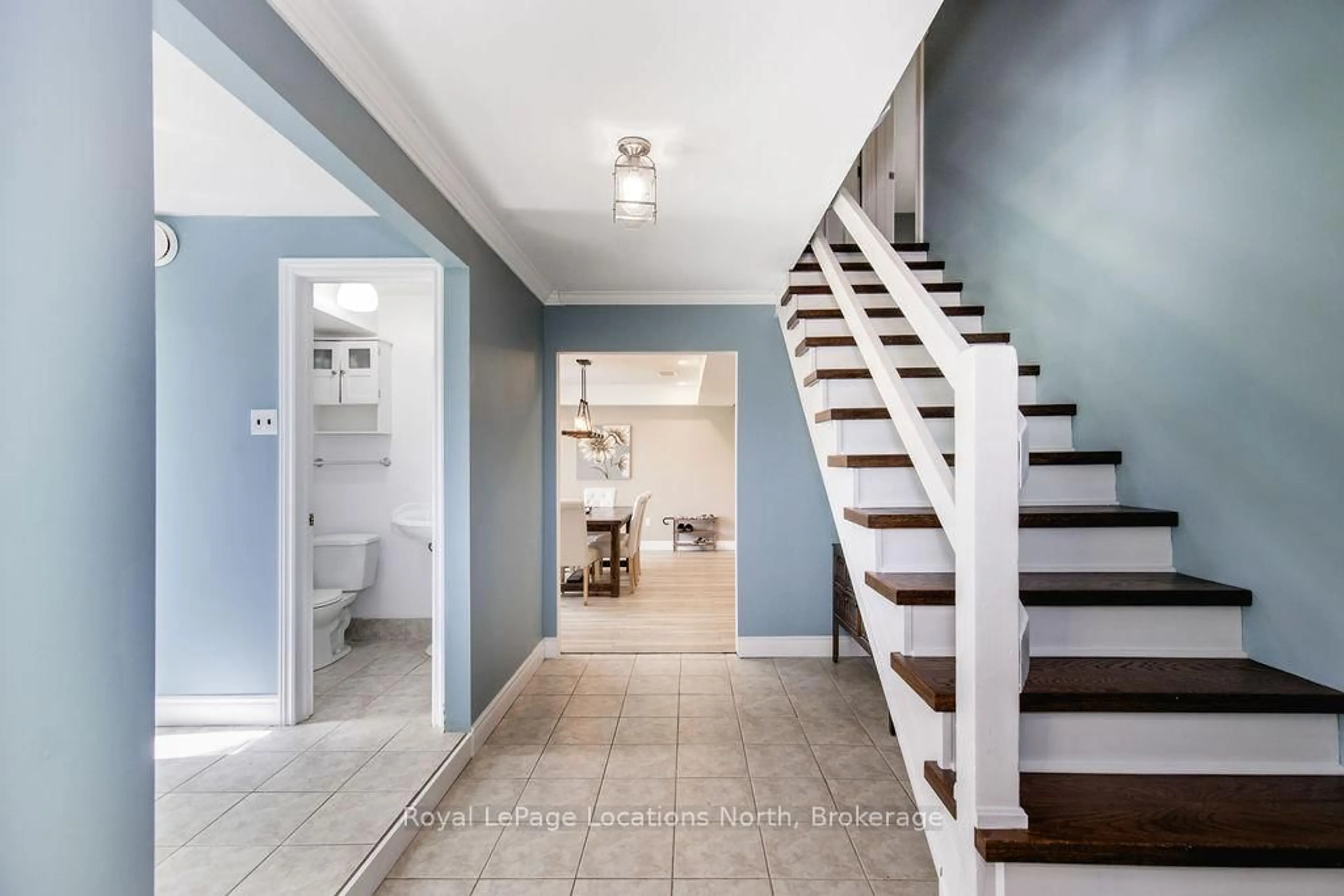Indoor entryway for 38 Foliage Dr, Tiny Ontario L0L 1P1