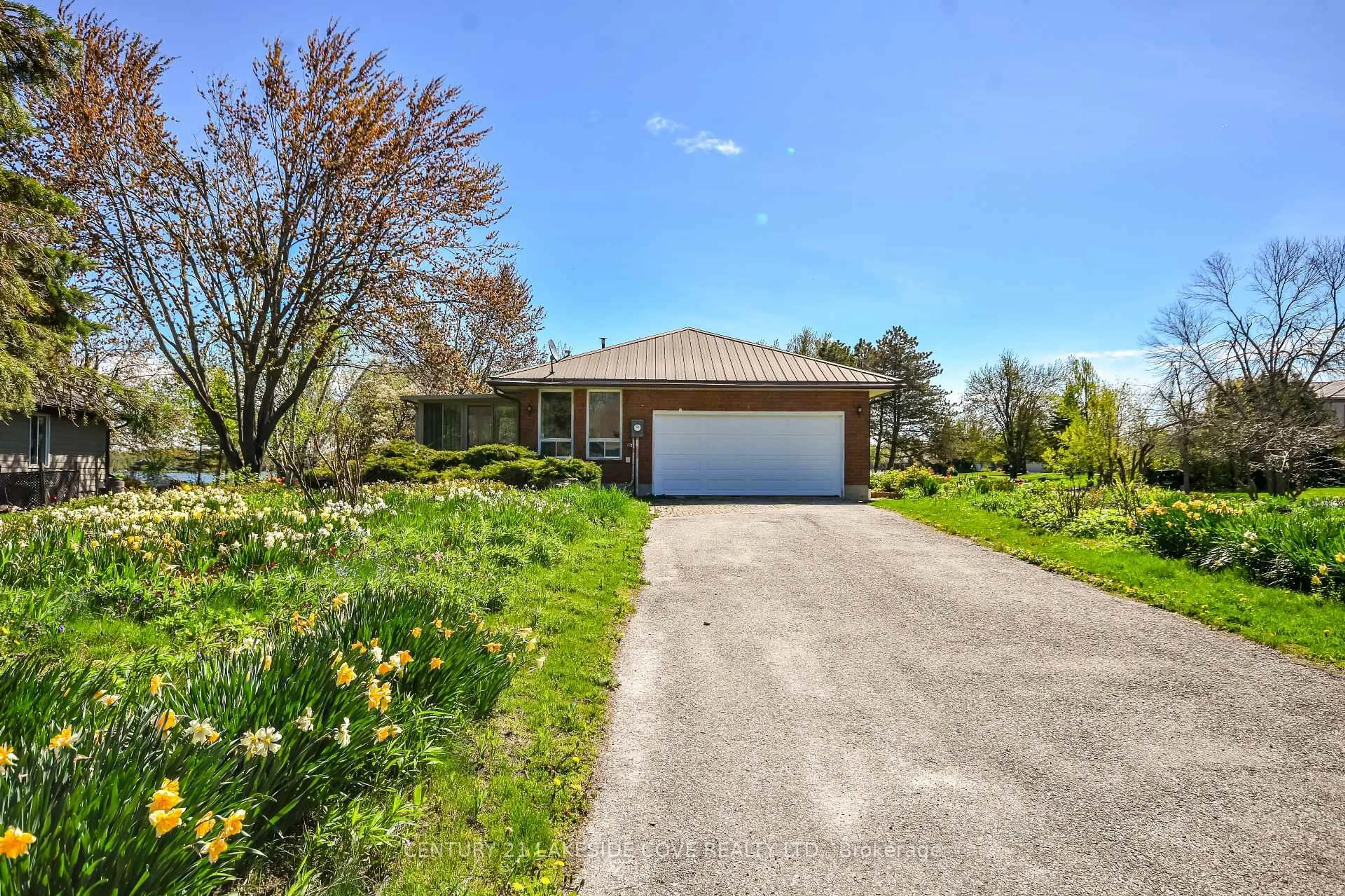 A pic from outside/outdoor area/front of a property/back of a property/a pic from drone, street for 2 Lantern Crt, Ramara Ontario L0K 1B0