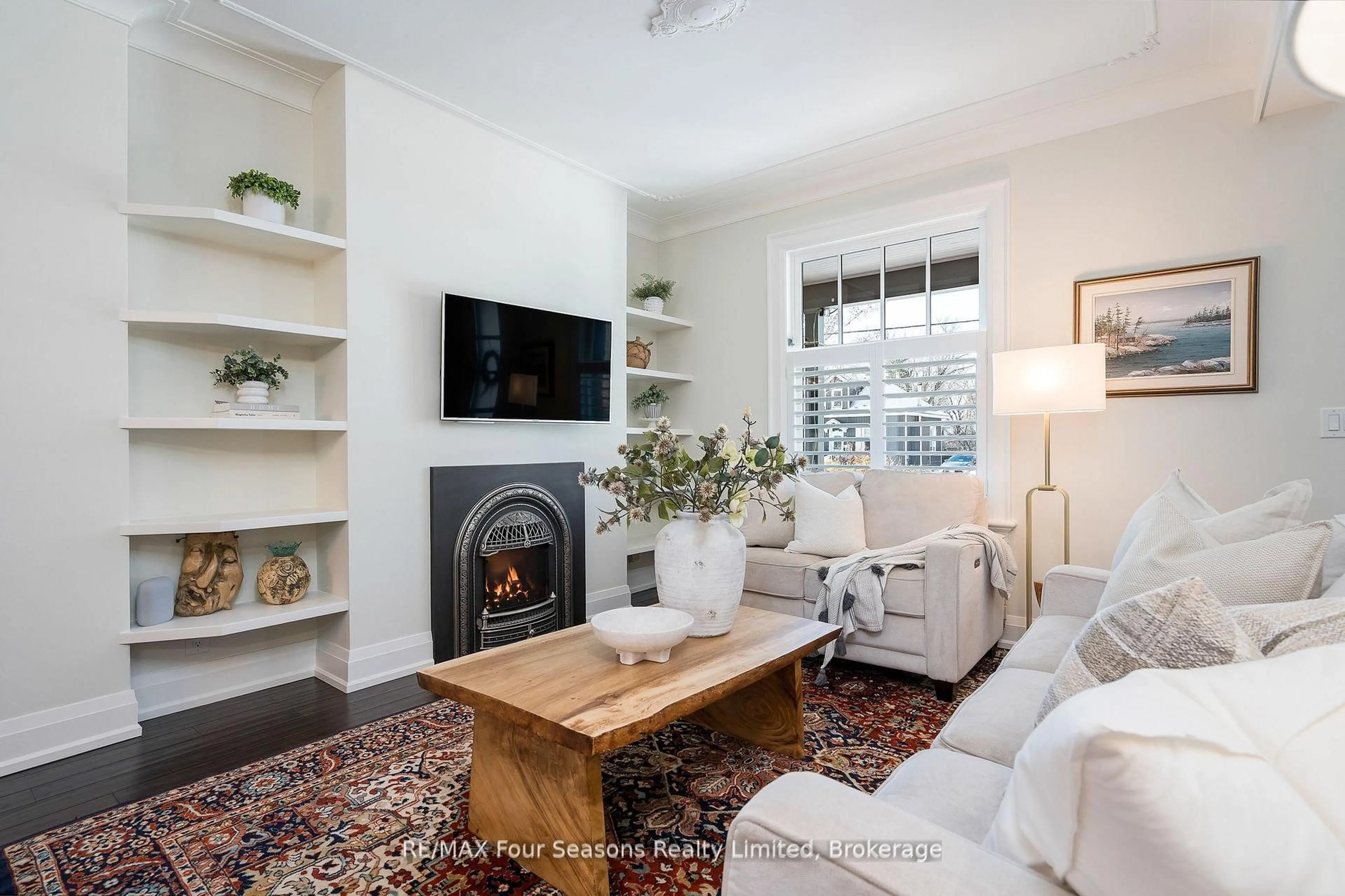 Living room with furniture, unknown for 213 Birch St, Collingwood Ontario L9Y 2V5