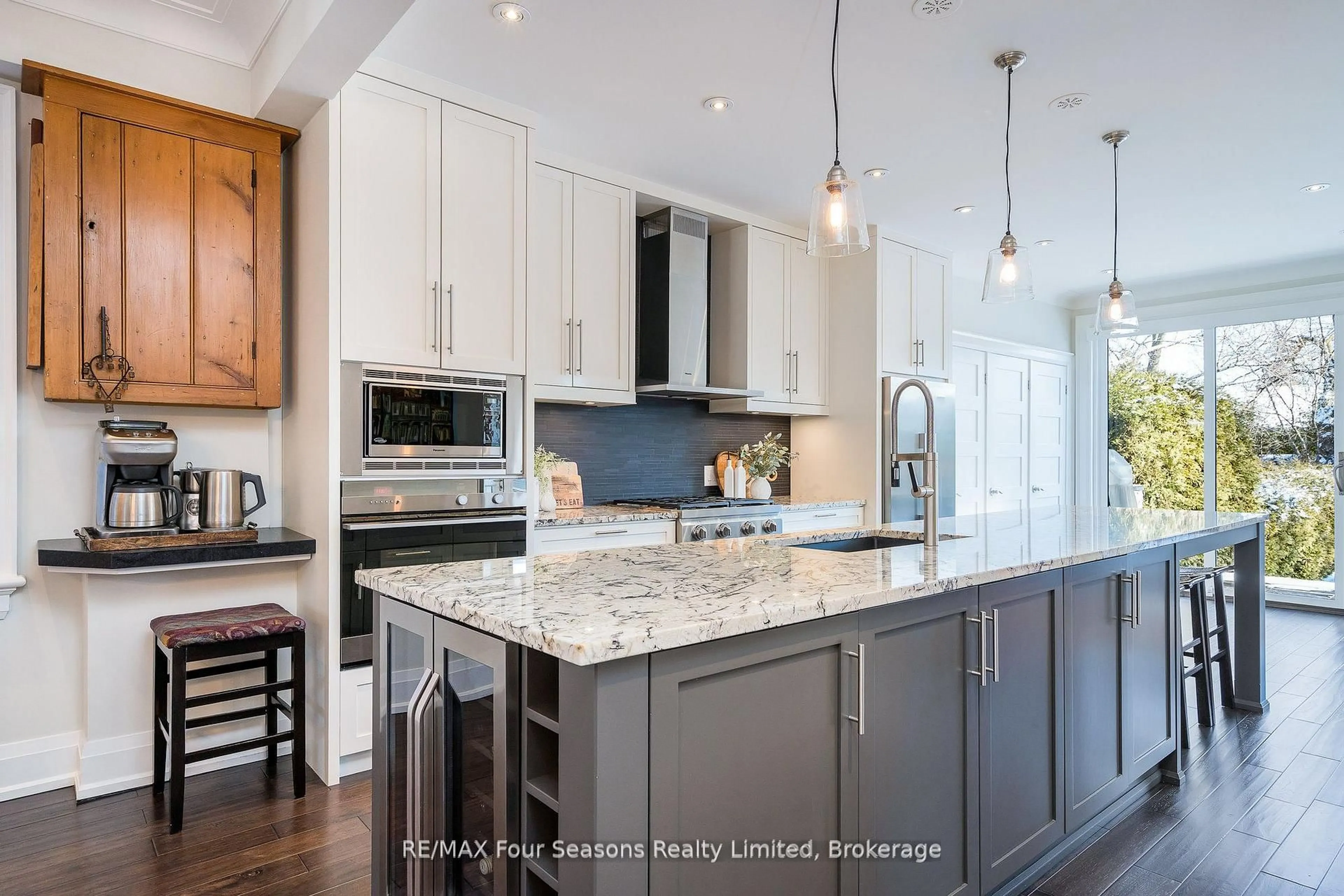 Open concept kitchen, unknown for 213 Birch St, Collingwood Ontario L9Y 2V5