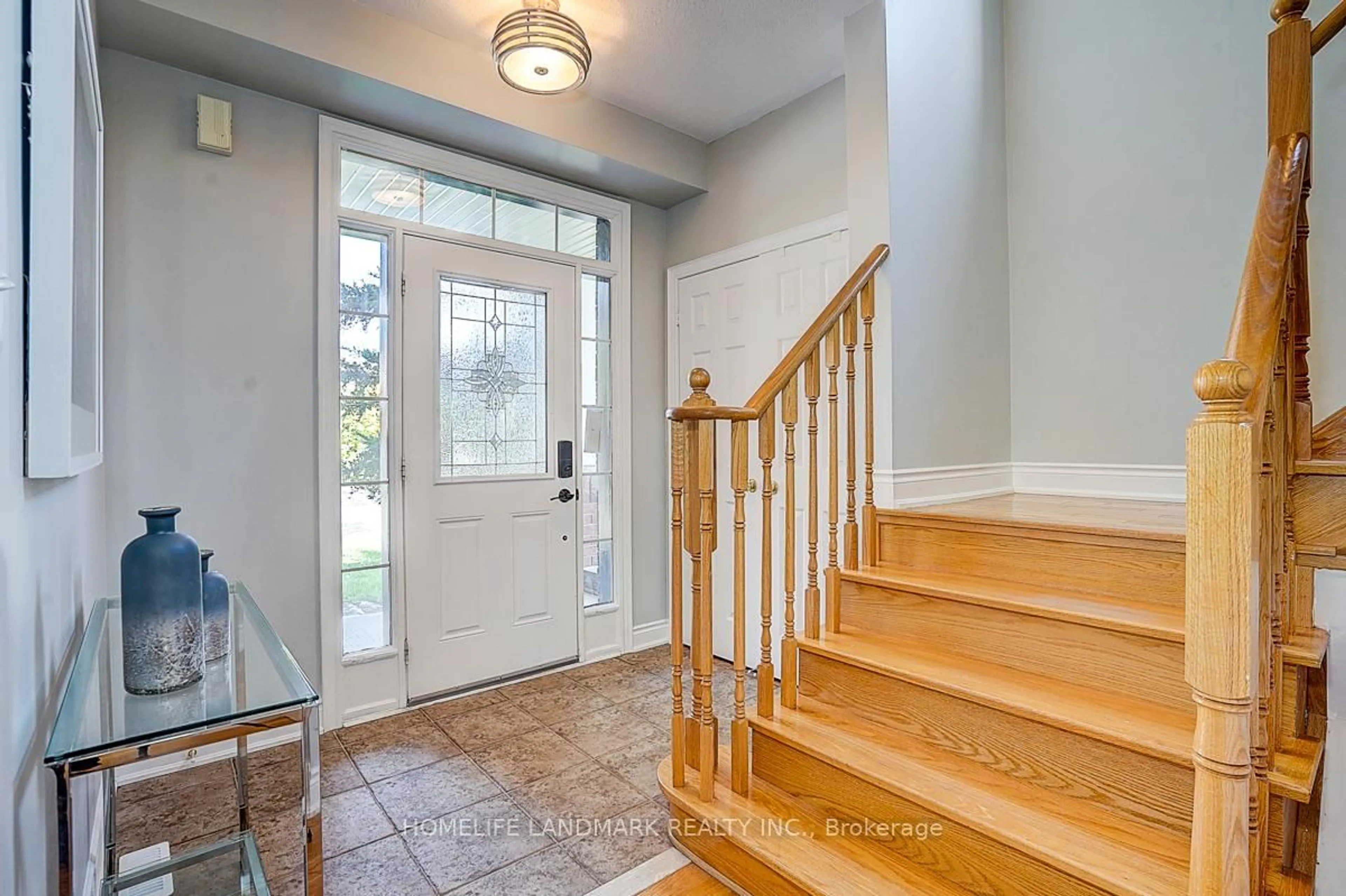 Indoor entryway for 110 Winchester Terr, Barrie Ontario L4M 0B3