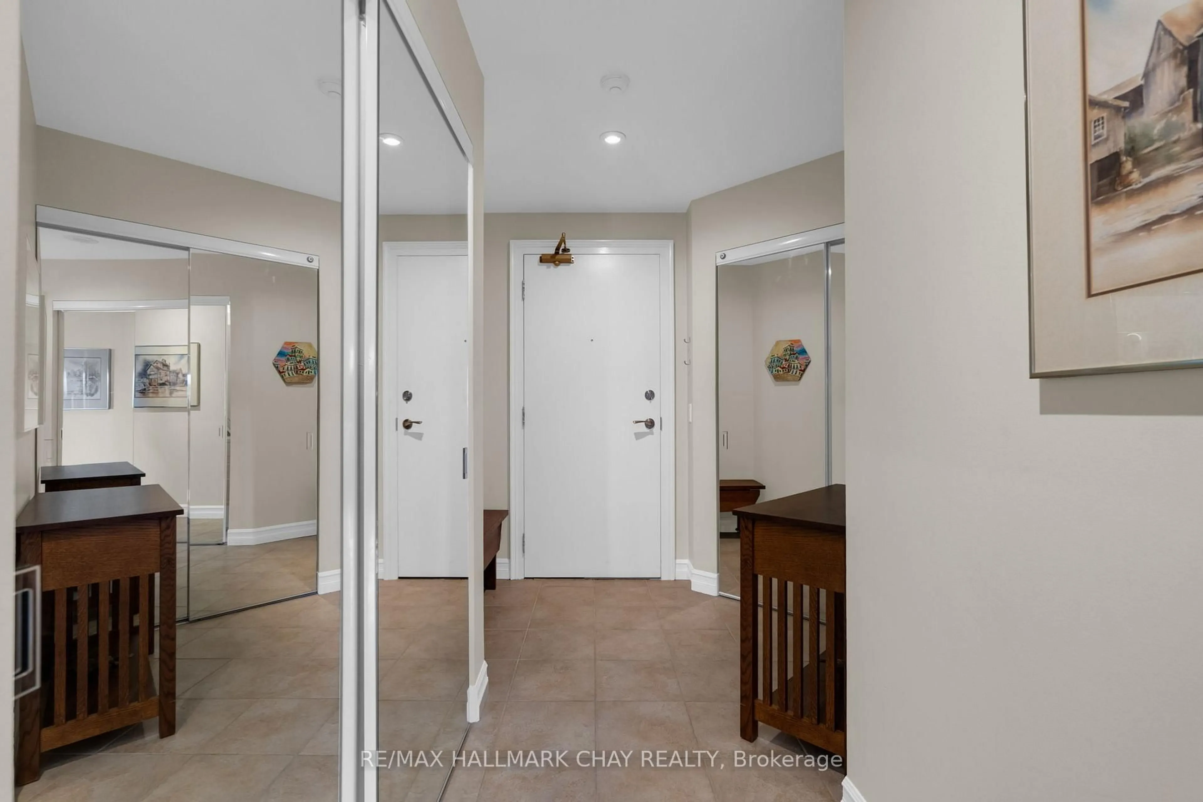 Indoor entryway for 6 Toronto St #308, Barrie Ontario L4N 9R2