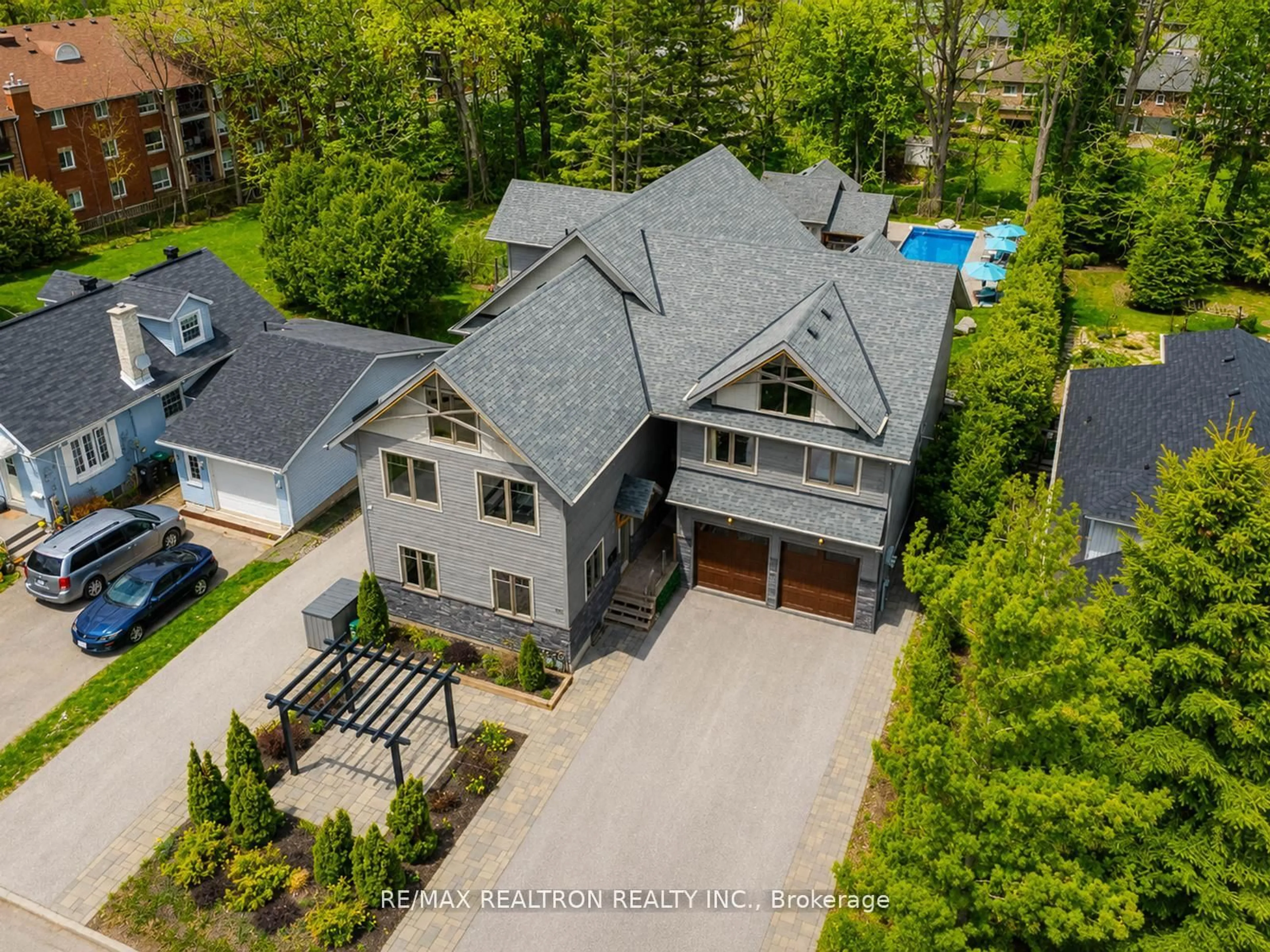 A pic from outside/outdoor area/front of a property/back of a property/a pic from drone, street for 115 Clapperton St, Barrie Ontario L4M 3G3