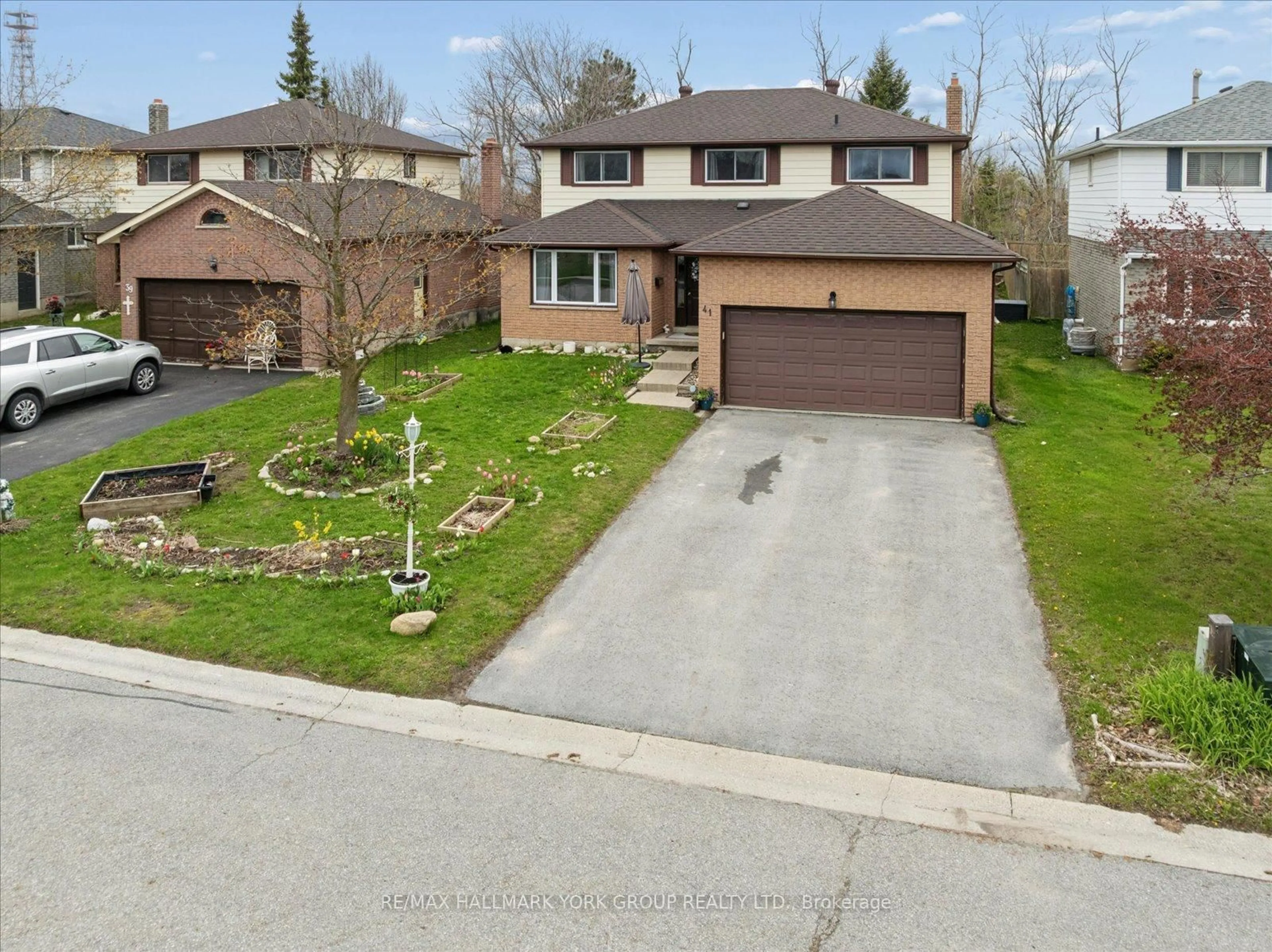 A pic from outside/outdoor area/front of a property/back of a property/a pic from drone, street for 41 Laurentian Lane, Orillia Ontario L3V 7N8