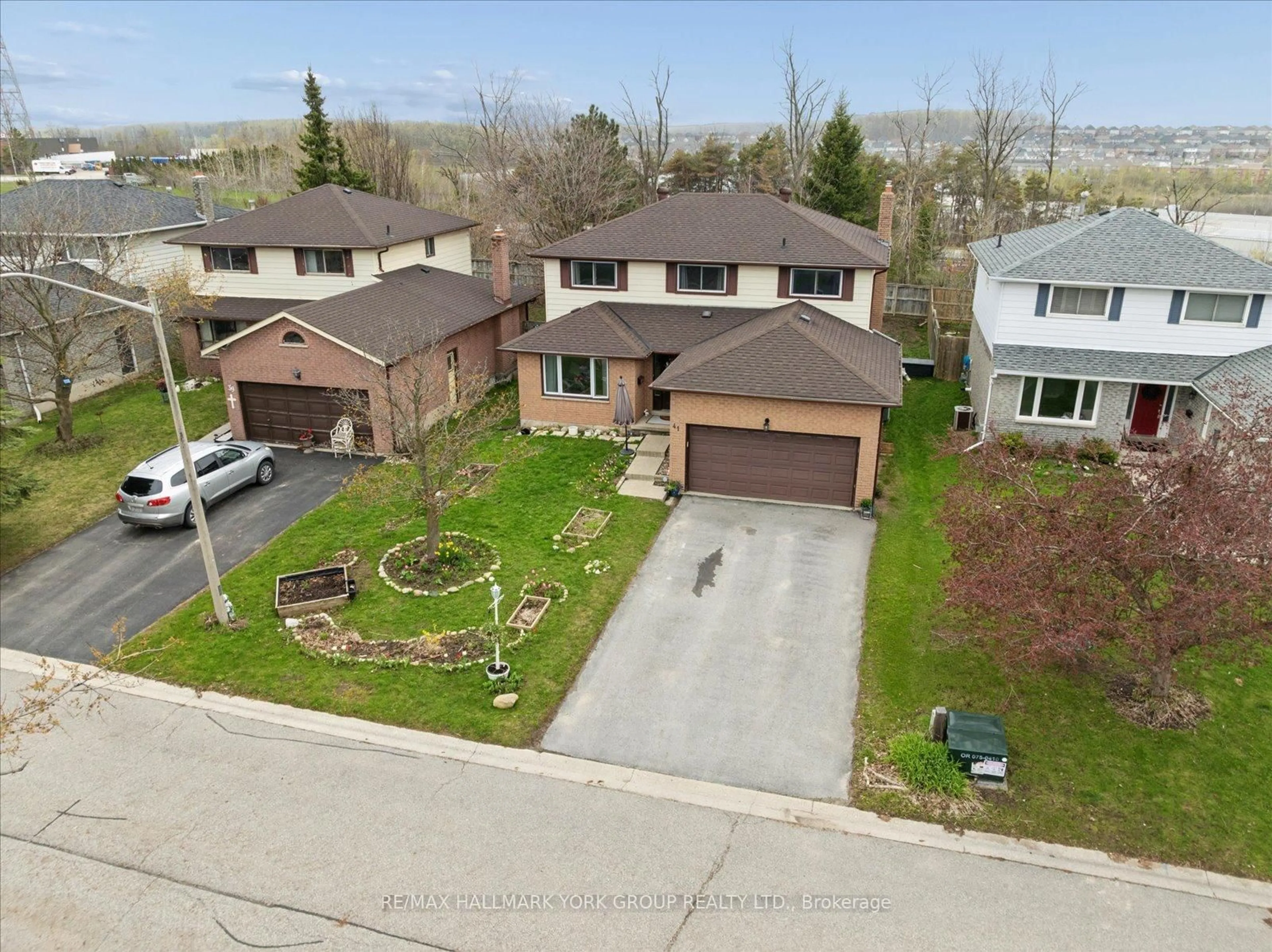 A pic from outside/outdoor area/front of a property/back of a property/a pic from drone, street for 41 Laurentian Lane, Orillia Ontario L3V 7N8