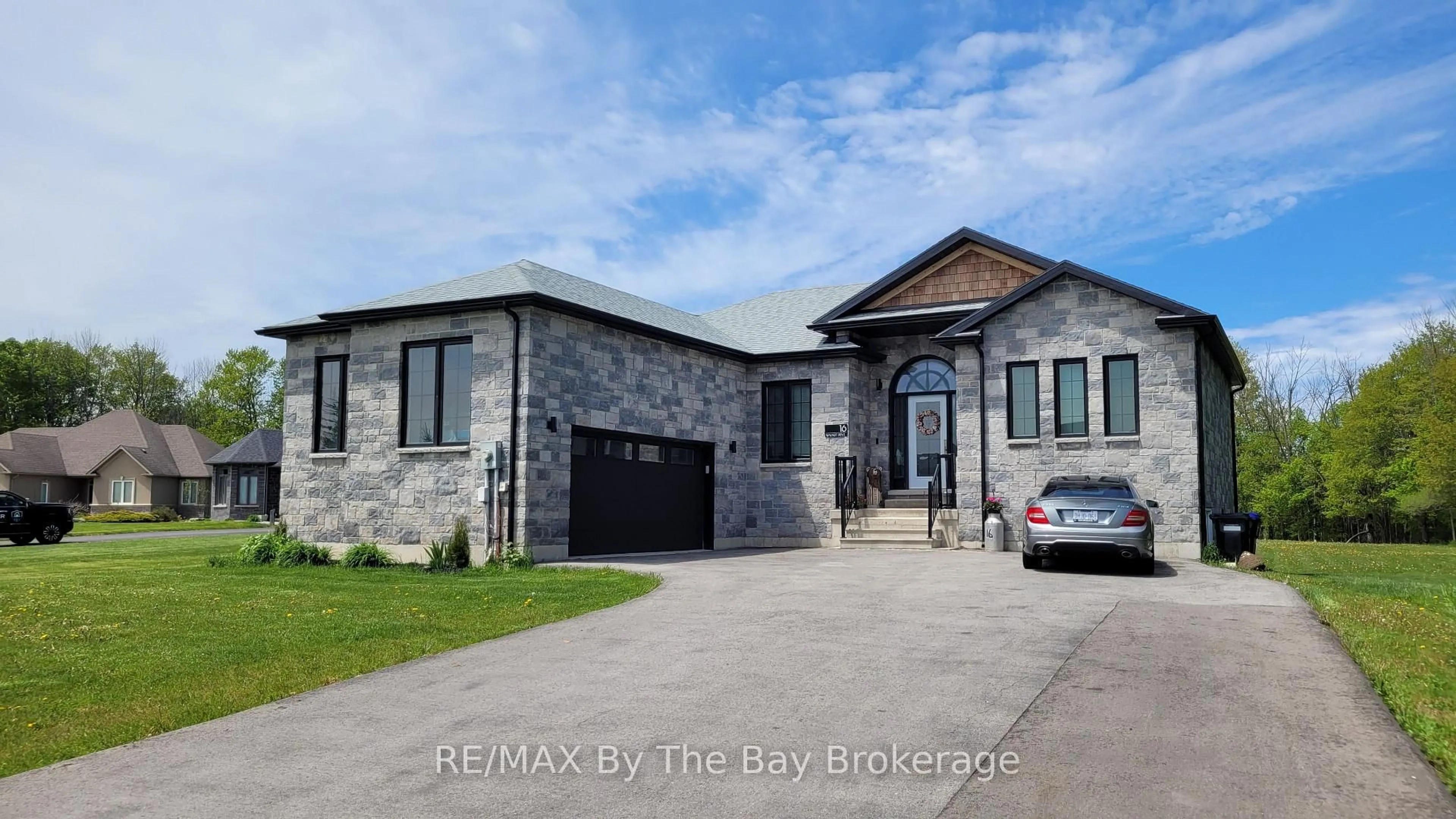 Home with brick exterior material, unknown for 16 Walnut Dr, Wasaga Beach Ontario L9Z 0A9