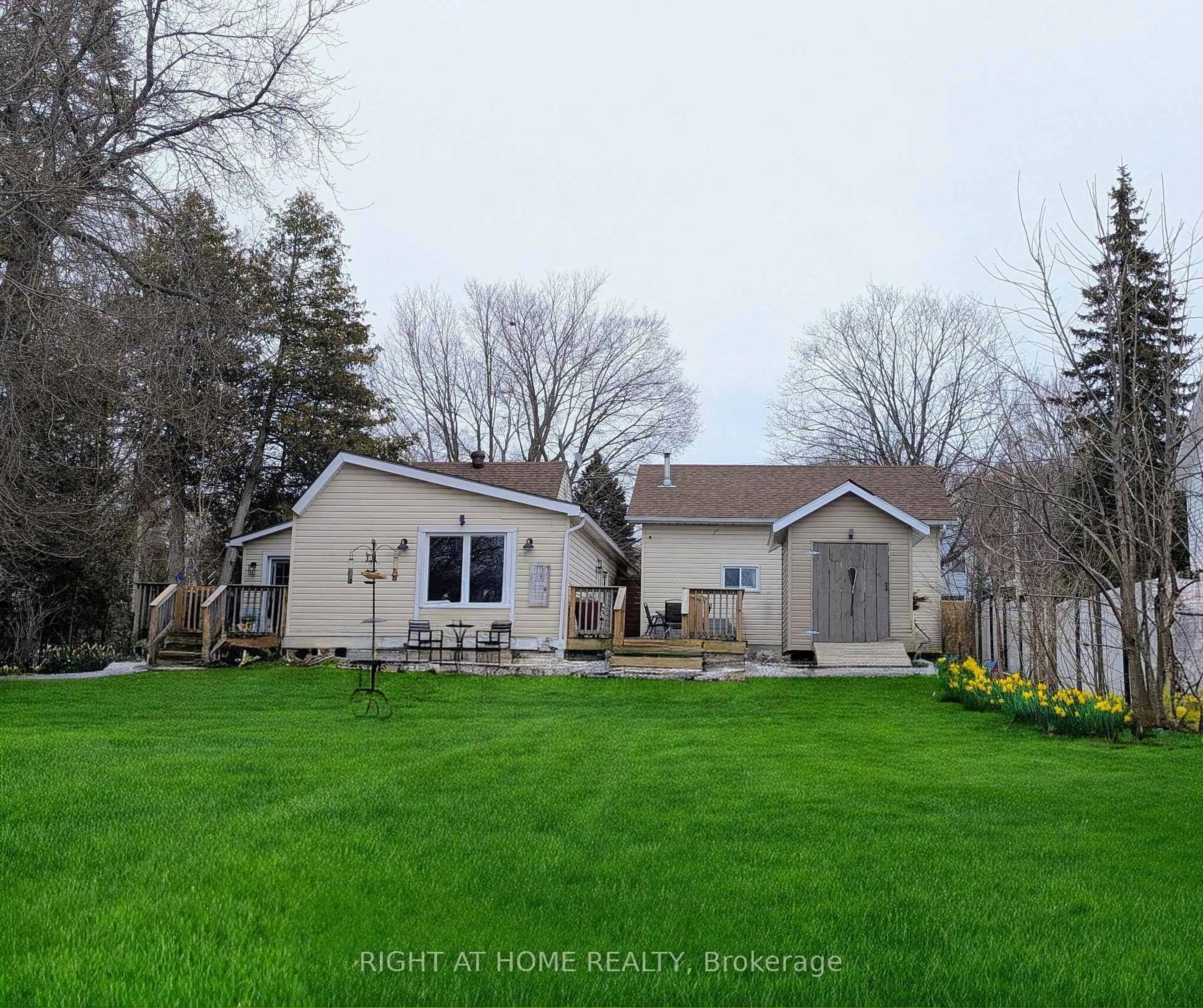 A pic from outside/outdoor area/front of a property/back of a property/a pic from drone, street for 104 Richard St, Tay Ontario L0K 2A0