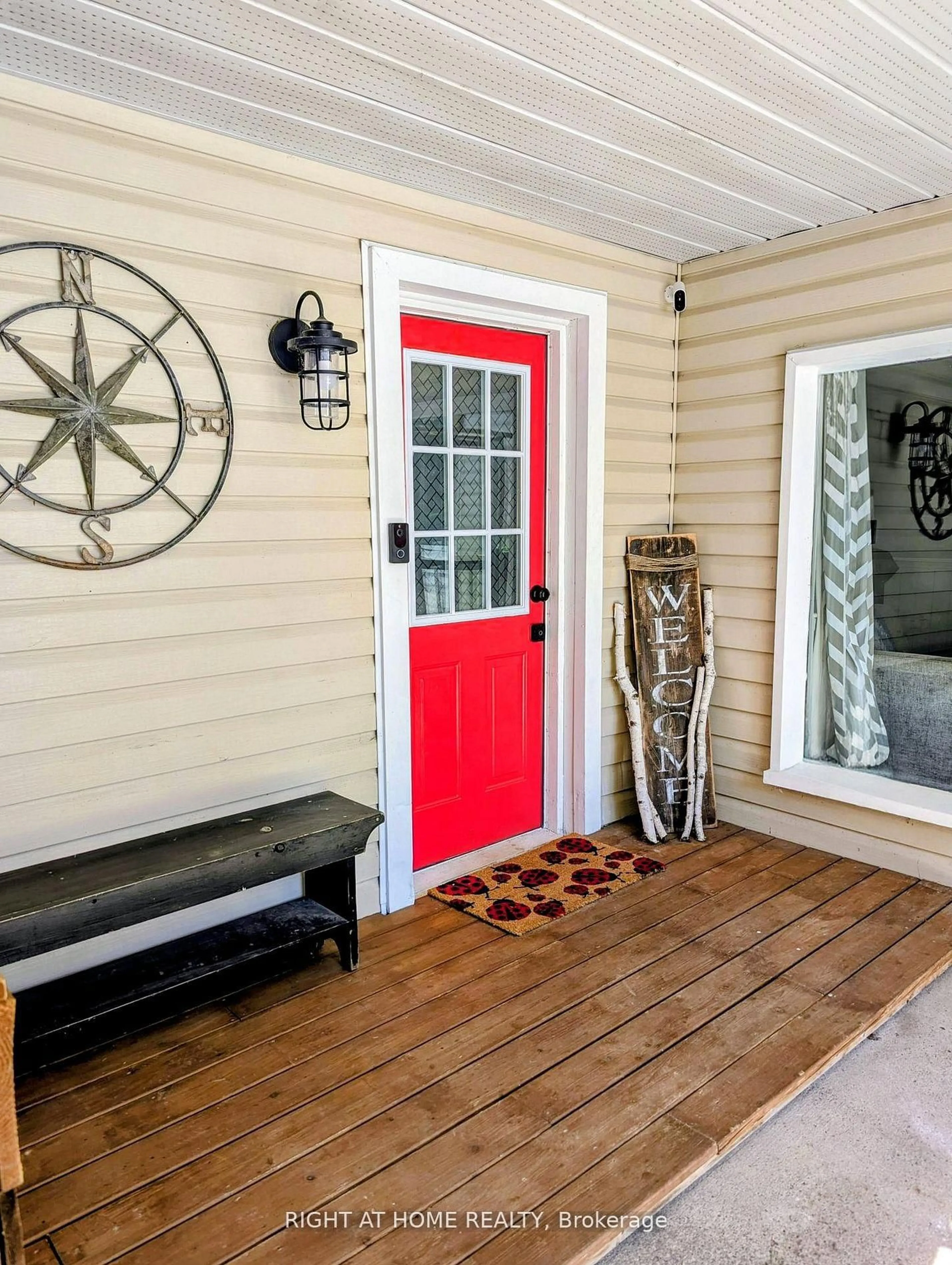Indoor entryway for 104 Richard St, Tay Ontario L0K 2A0