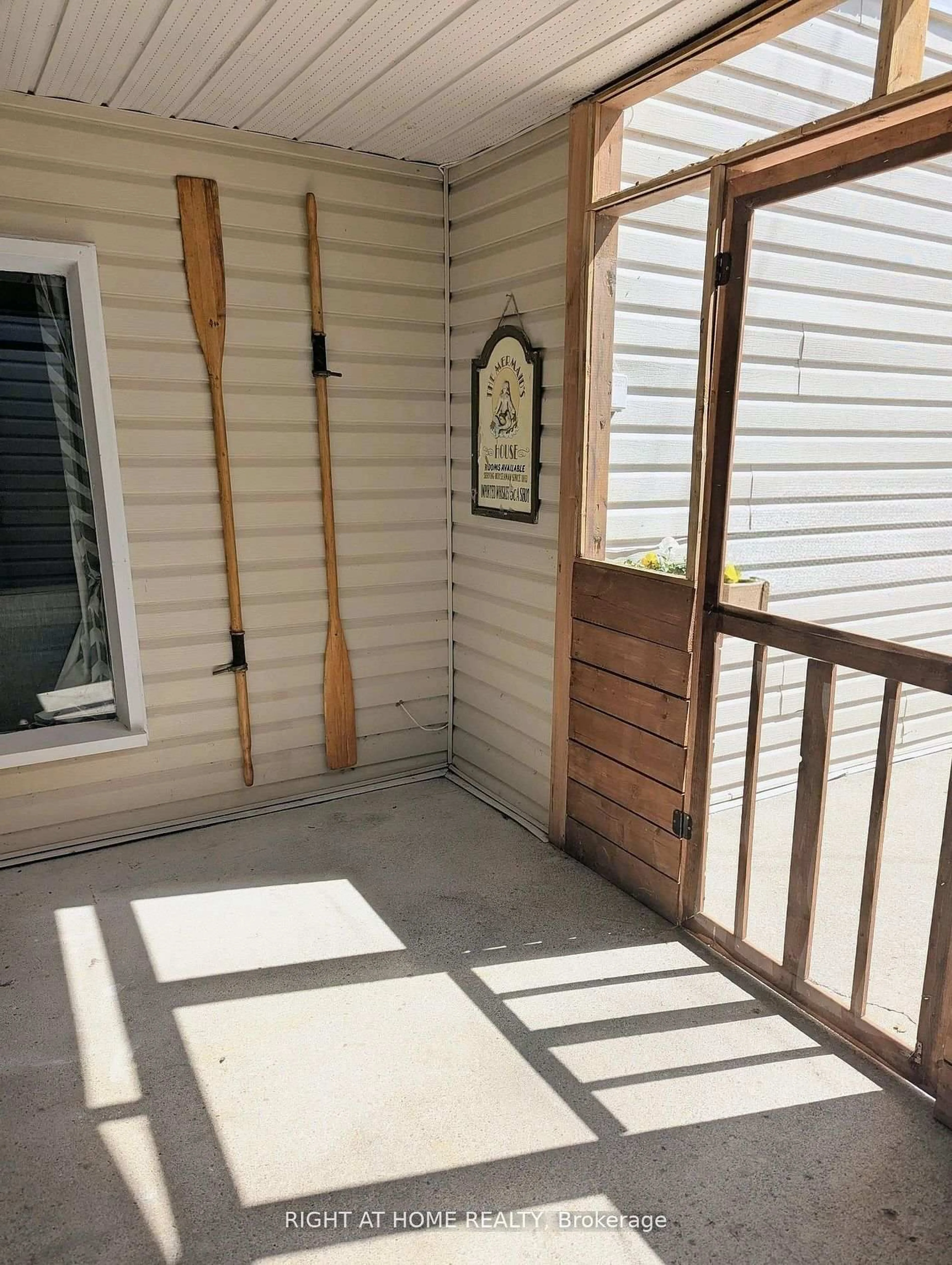 Indoor entryway for 104 Richard St, Tay Ontario L0K 2A0