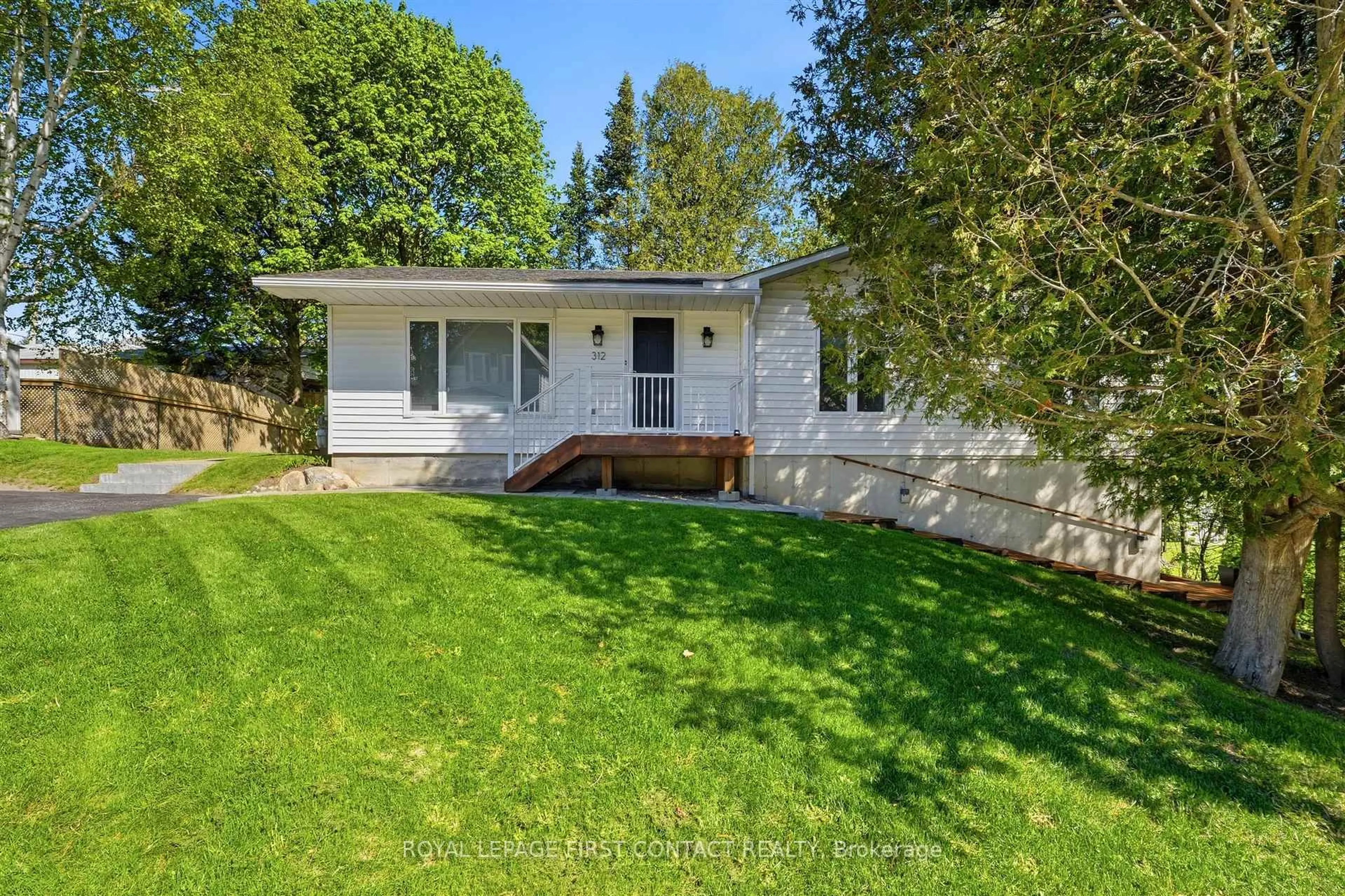 A pic from outside/outdoor area/front of a property/back of a property/a pic from drone, street for 312 Barnett Ave, Midland Ontario L4R 4Z8
