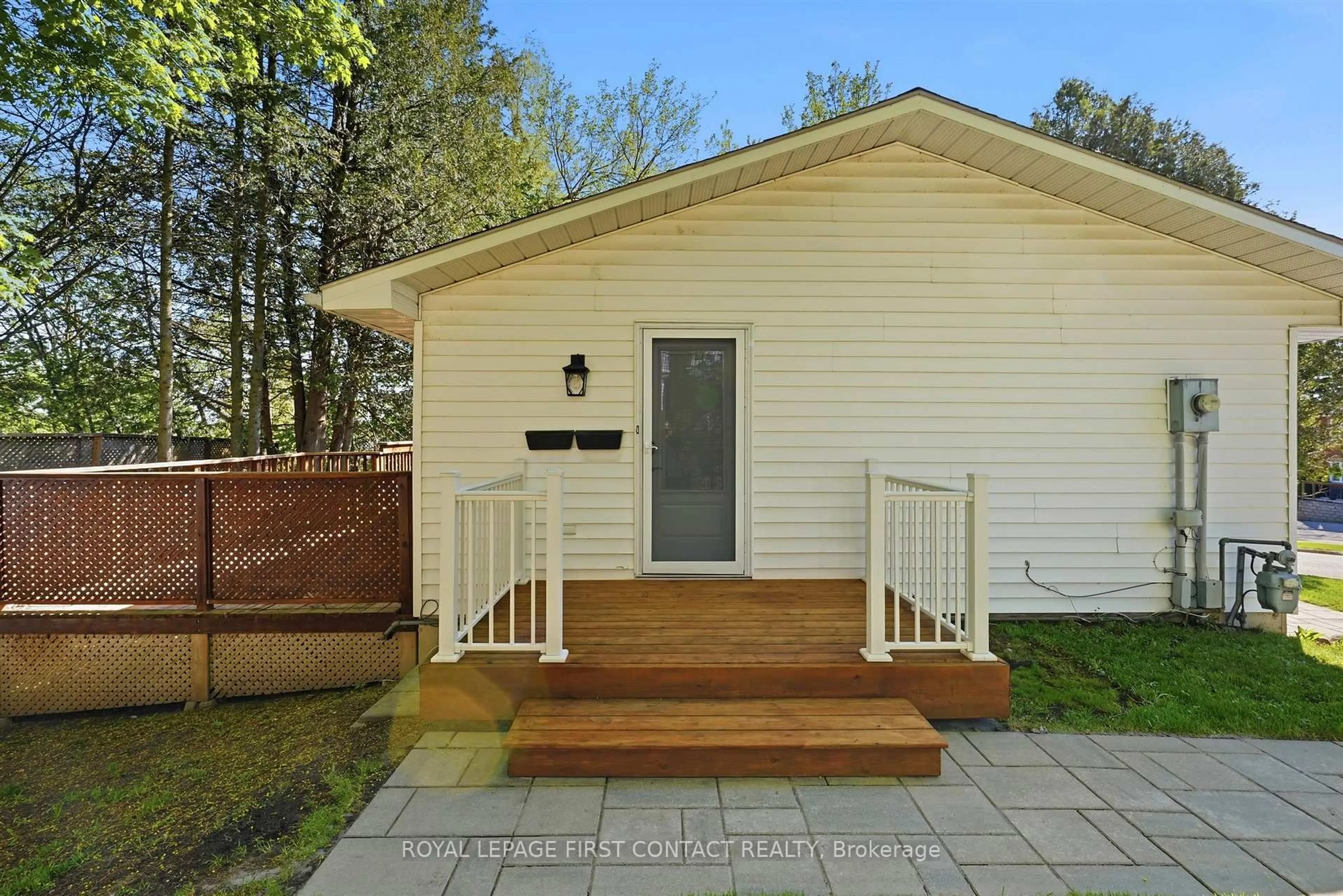 Home with vinyl exterior material, street for 312 Barnett Ave, Midland Ontario L4R 4Z8