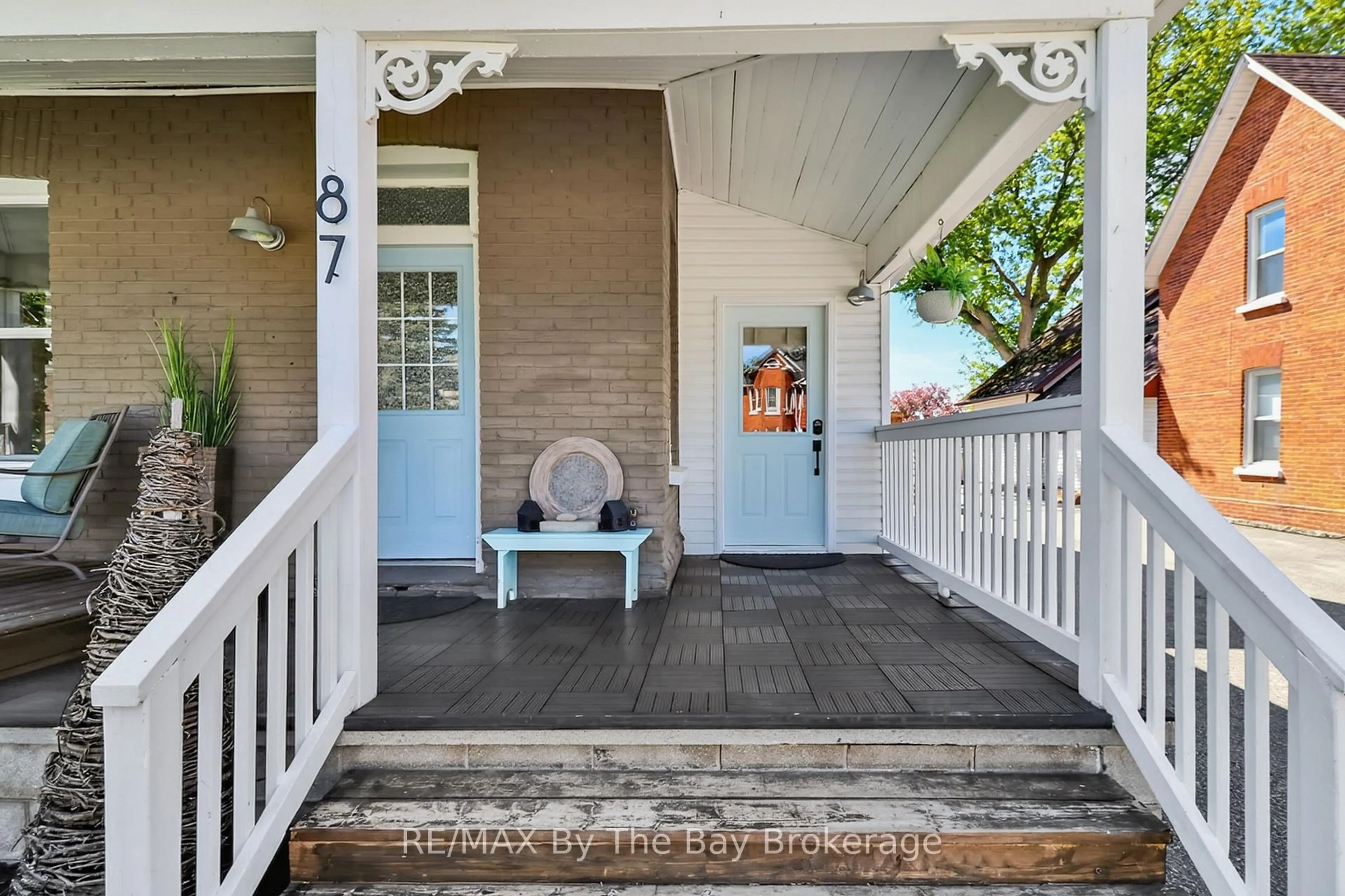 Indoor entryway for 87 Queen St, Springwater Ontario L0L 1P0