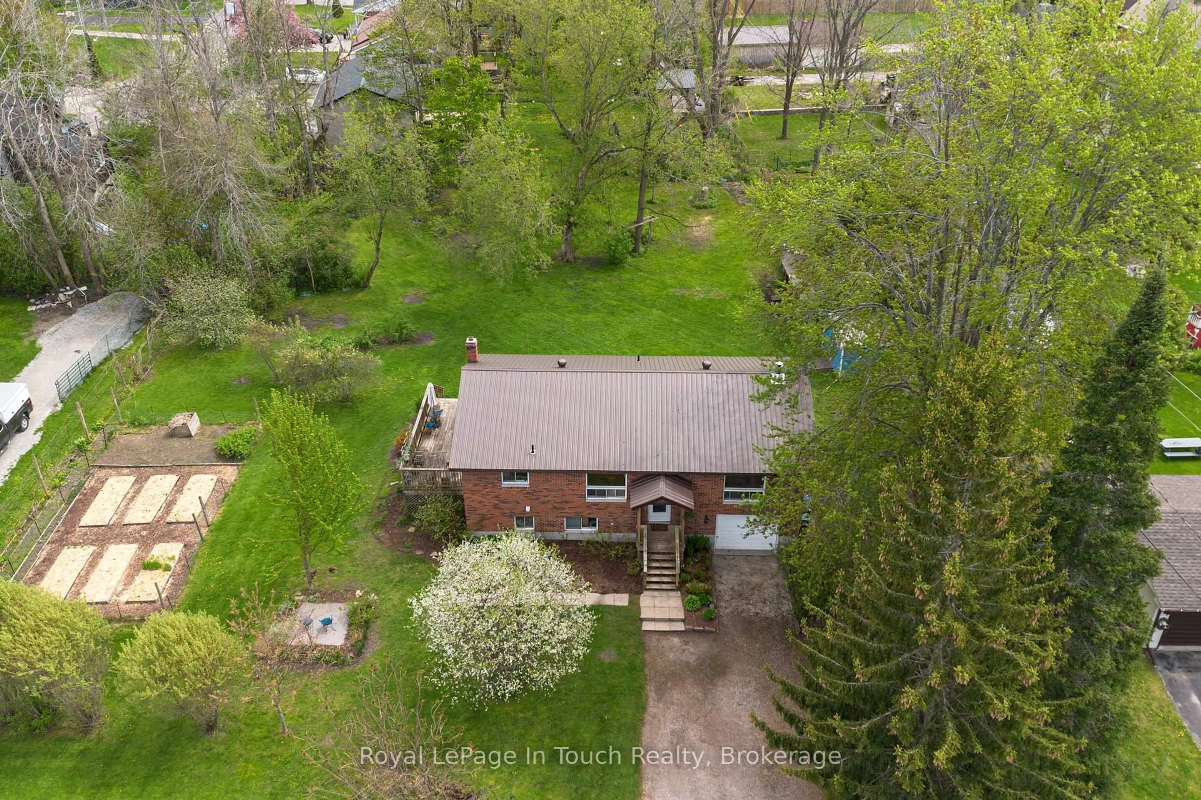 A pic from outside/outdoor area/front of a property/back of a property/a pic from drone, unknown for 3 Lynch St, Severn Ontario L0K 1E0