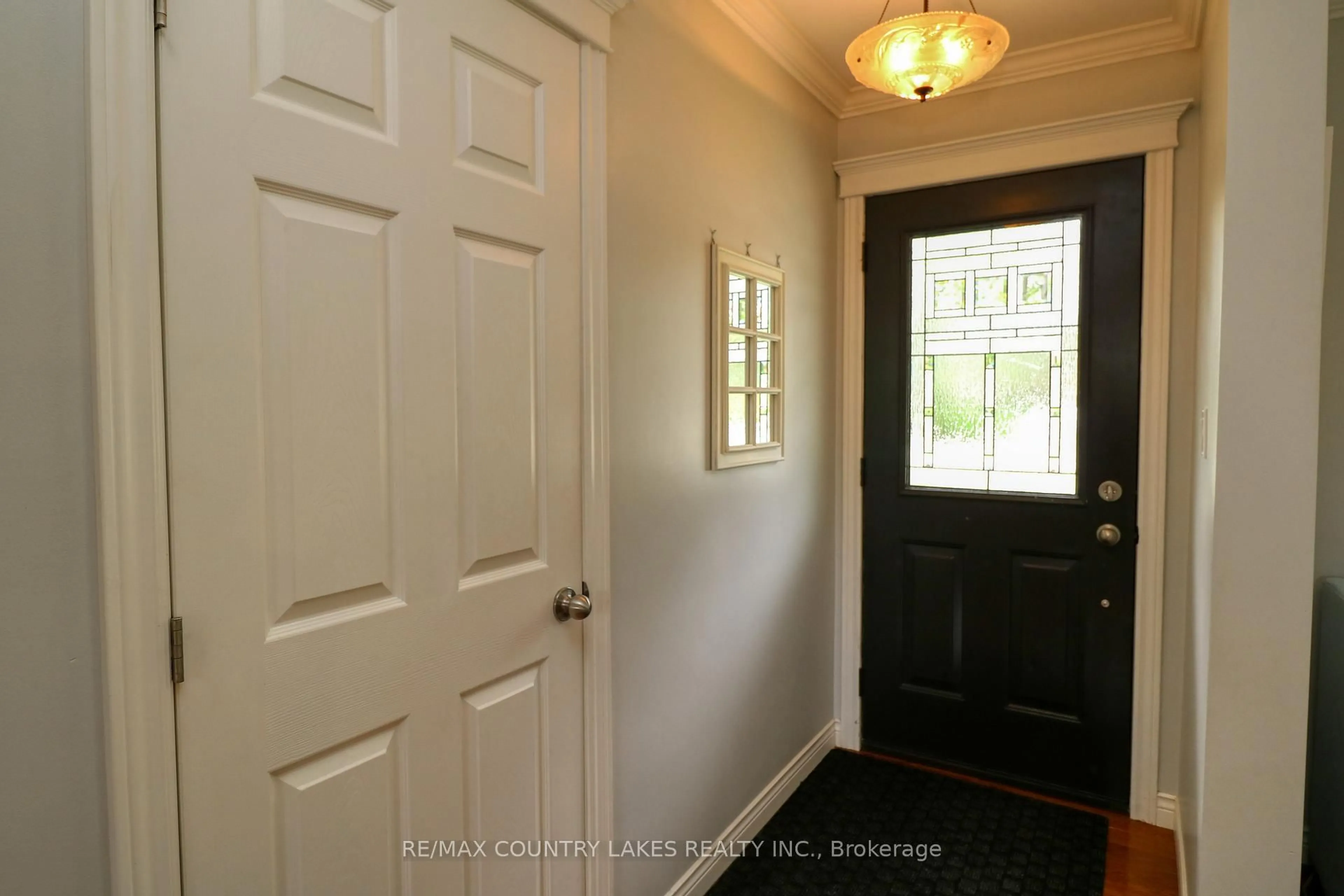 Indoor entryway for 1 Price Dr, Oro-Medonte Ontario L3V 6H2