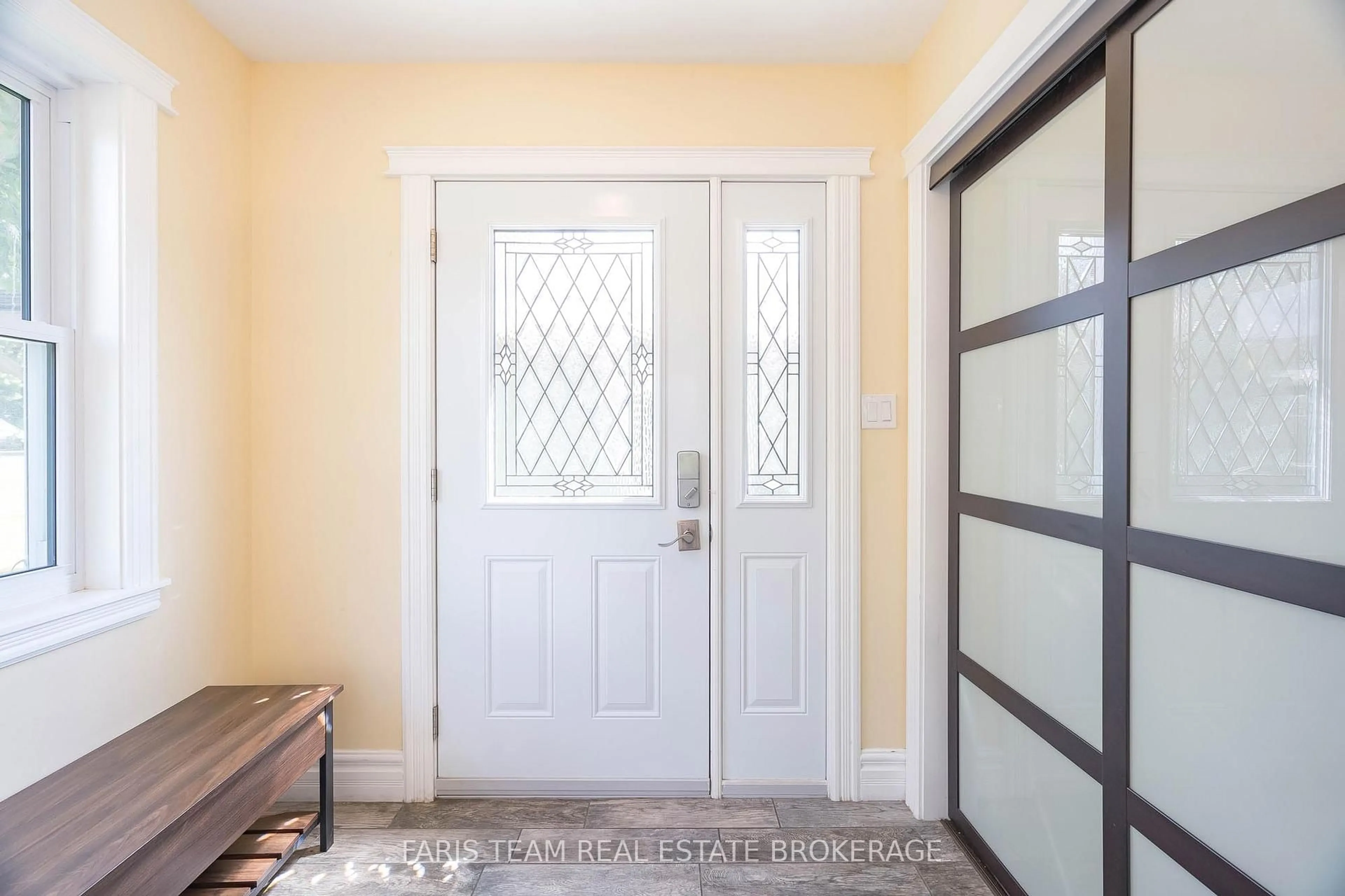 Indoor entryway for 139 Veterans Lane, Tay Ontario L0K 2A0