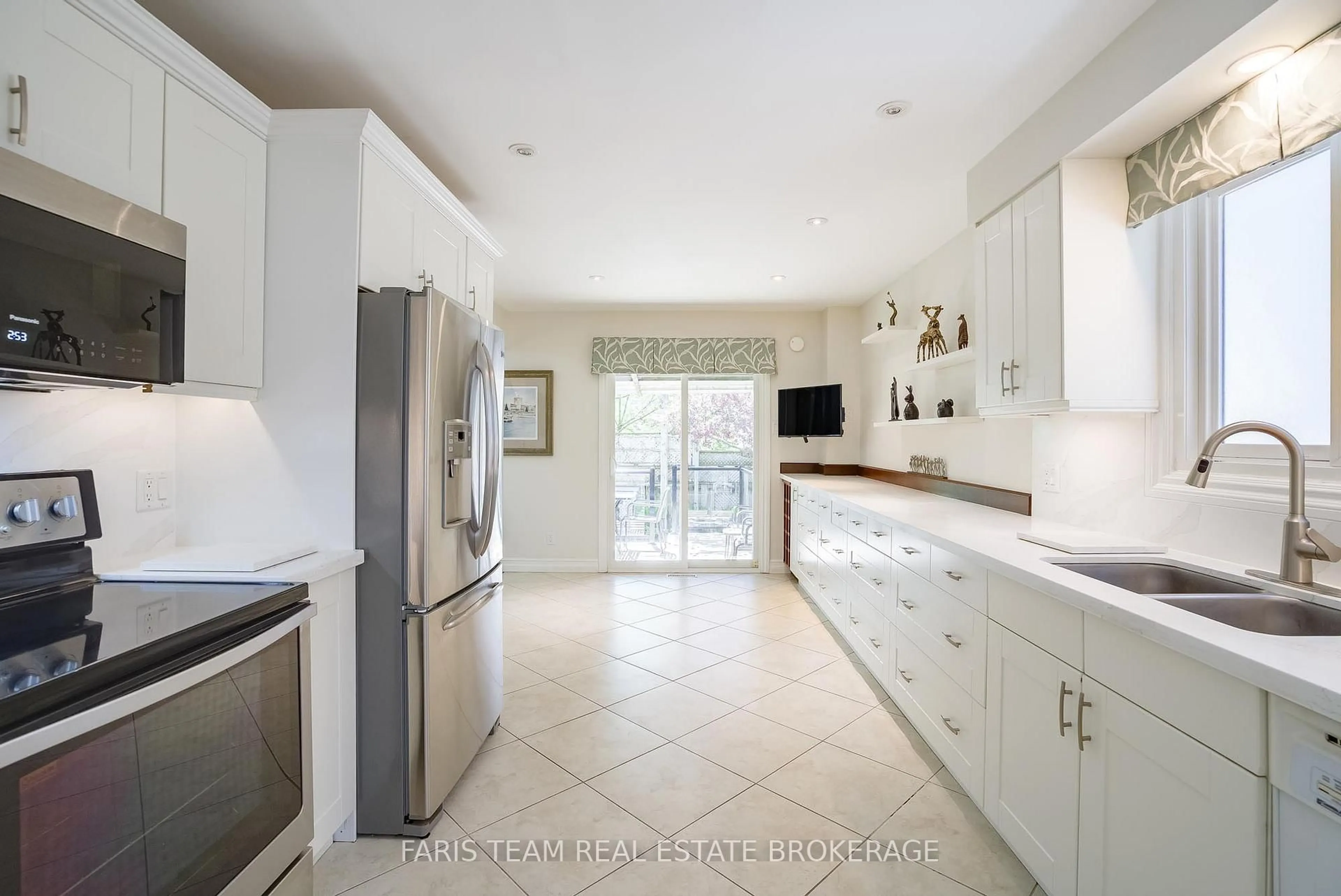 Contemporary kitchen, ceramic/tile floor for 40 Orwell Cres, Barrie Ontario L4N 6M6