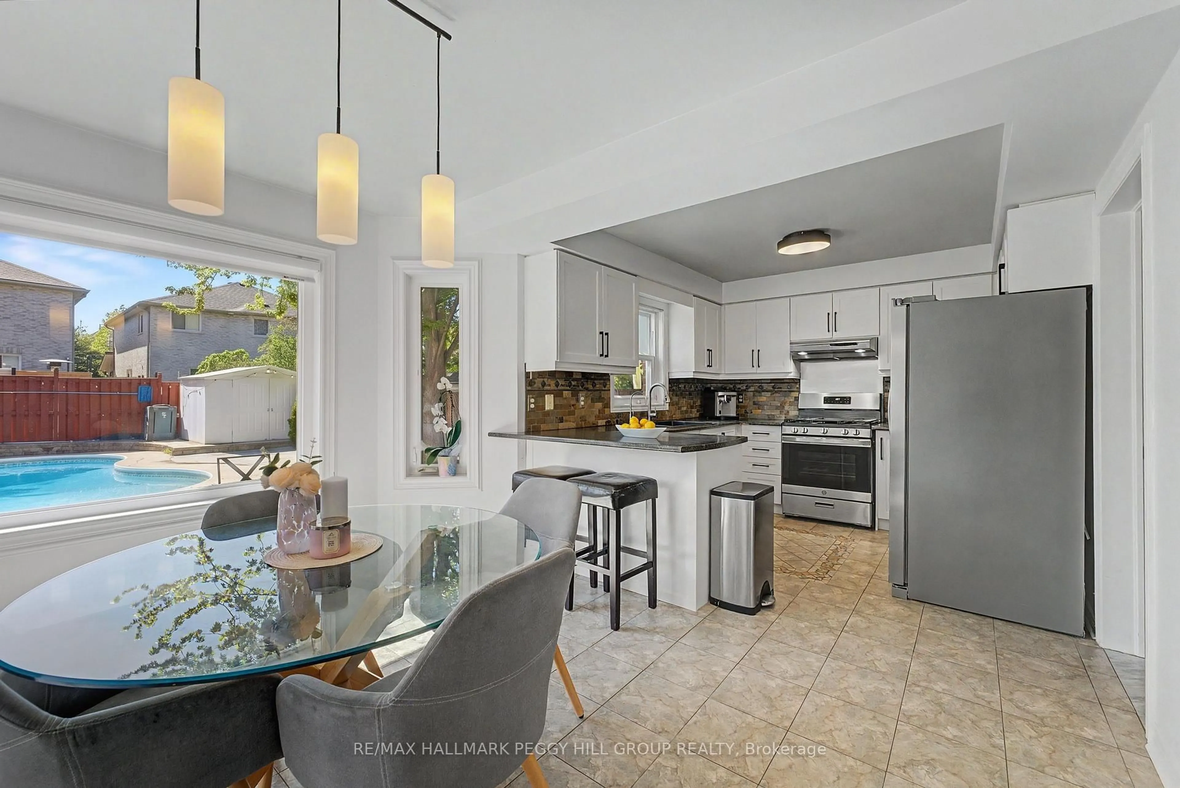 Open concept kitchen, ceramic/tile floor for 28 Hawkins Dr, Barrie Ontario L4N 0A6
