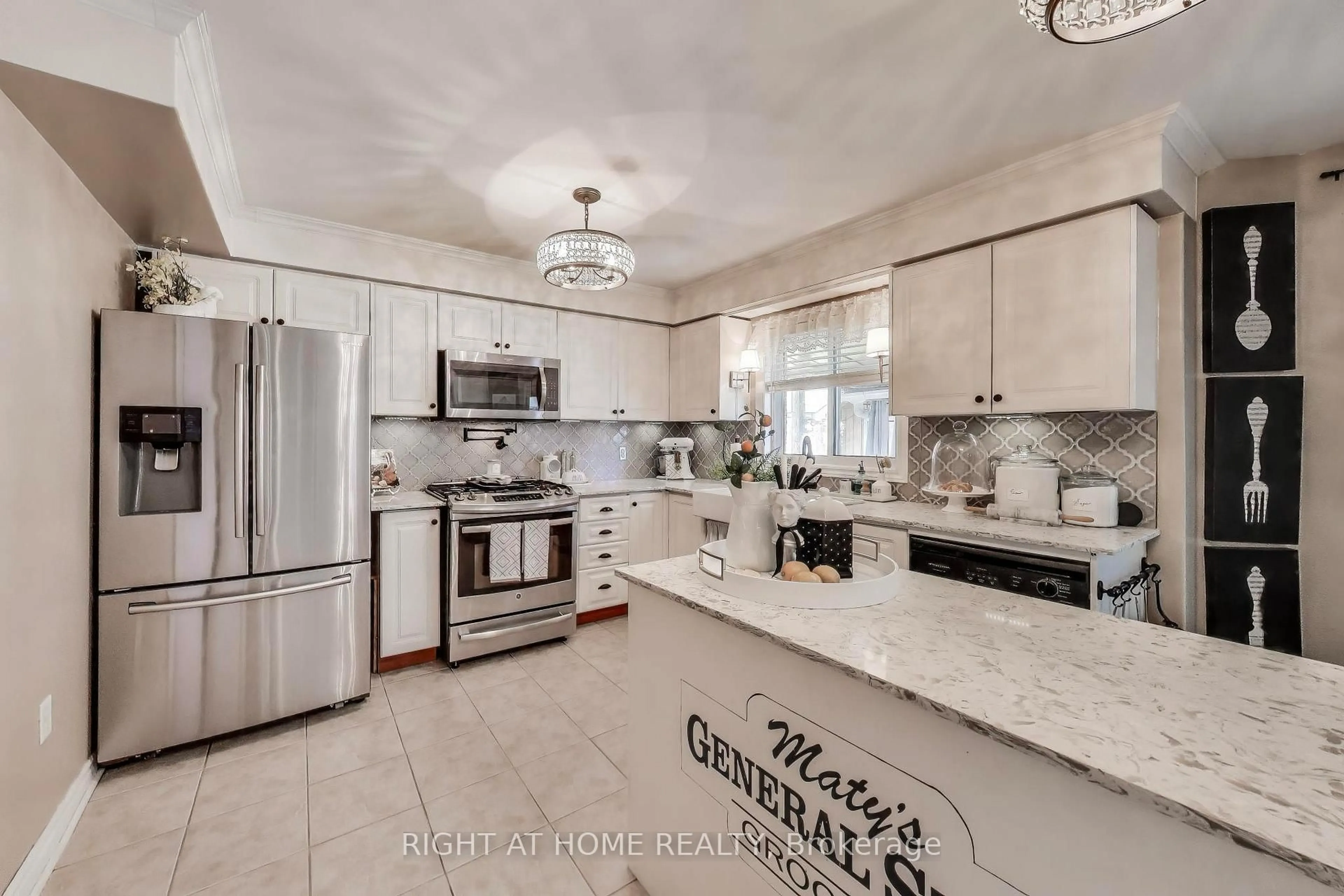 Open concept kitchen, ceramic/tile floor for 55 Knupp Rd, Barrie Ontario L4N 0R7