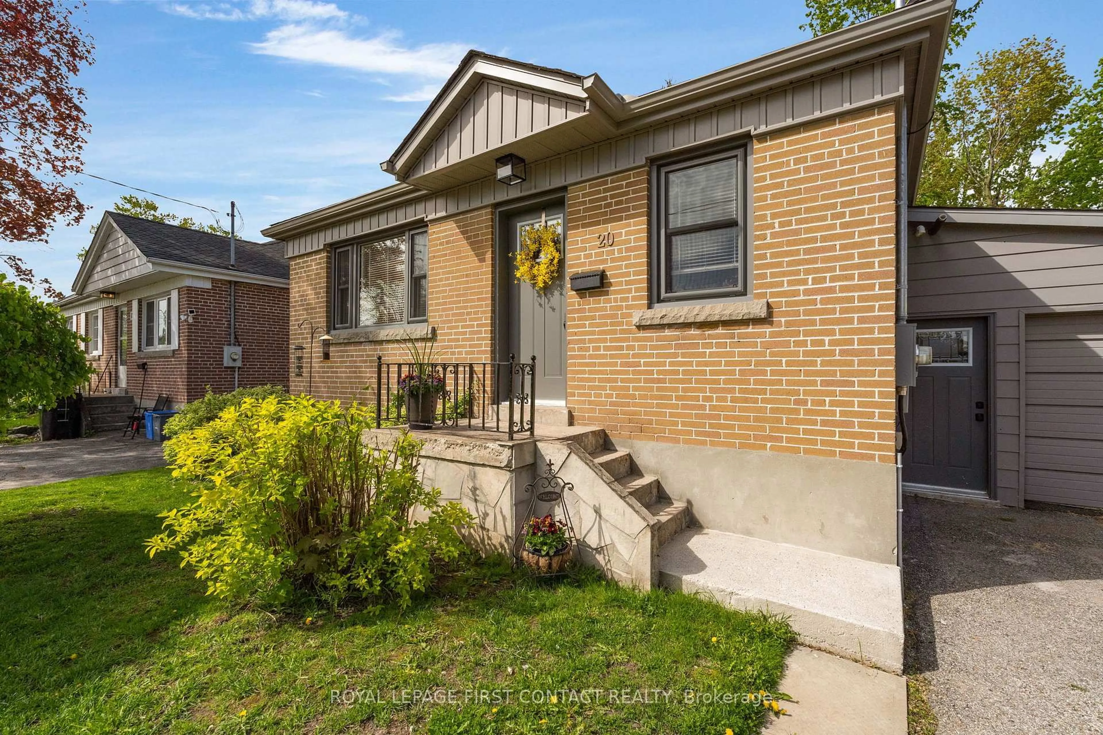 Home with brick exterior material, street for 20 Newton St, Barrie Ontario L4M 3N3