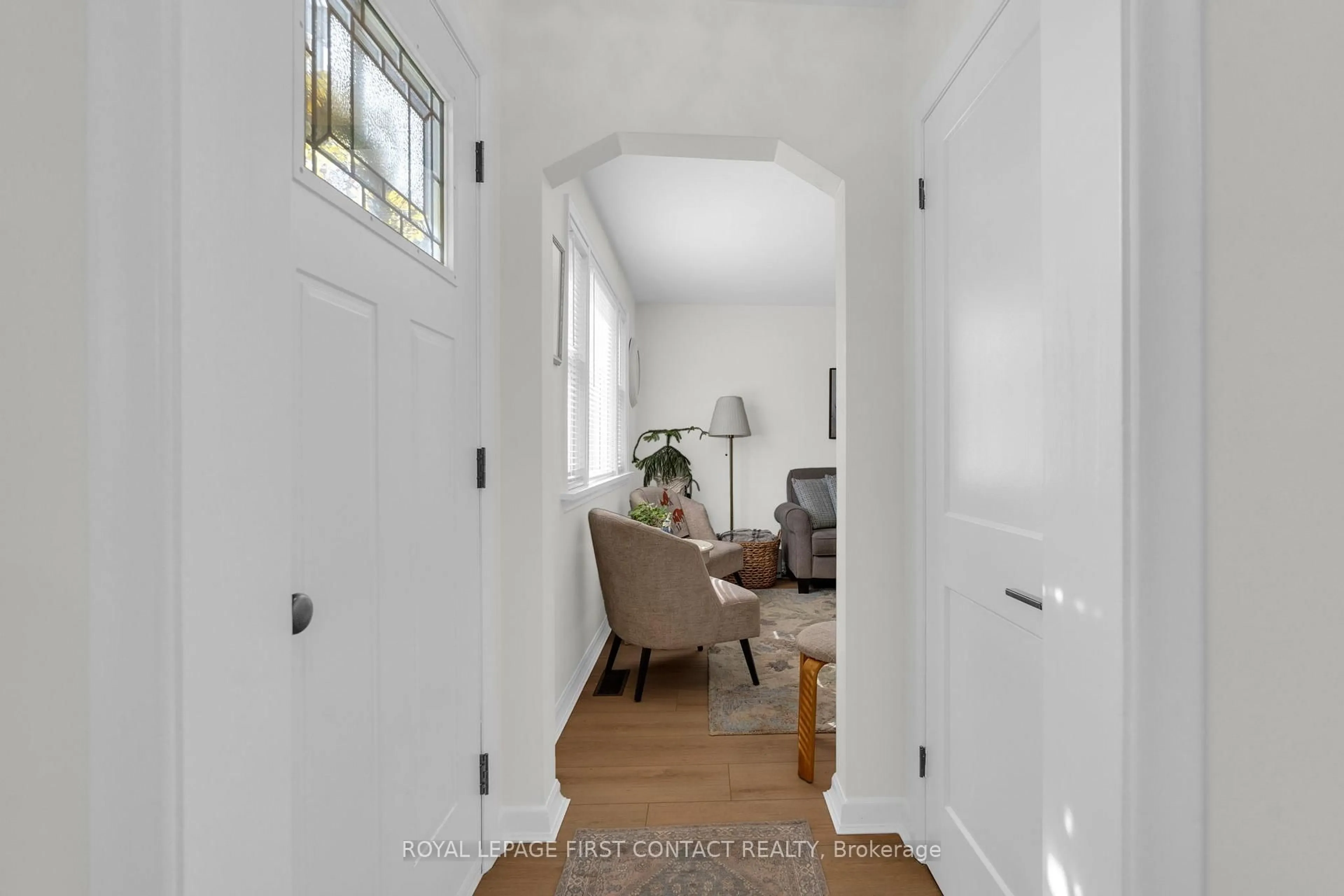 Indoor entryway for 20 Newton St, Barrie Ontario L4M 3N3