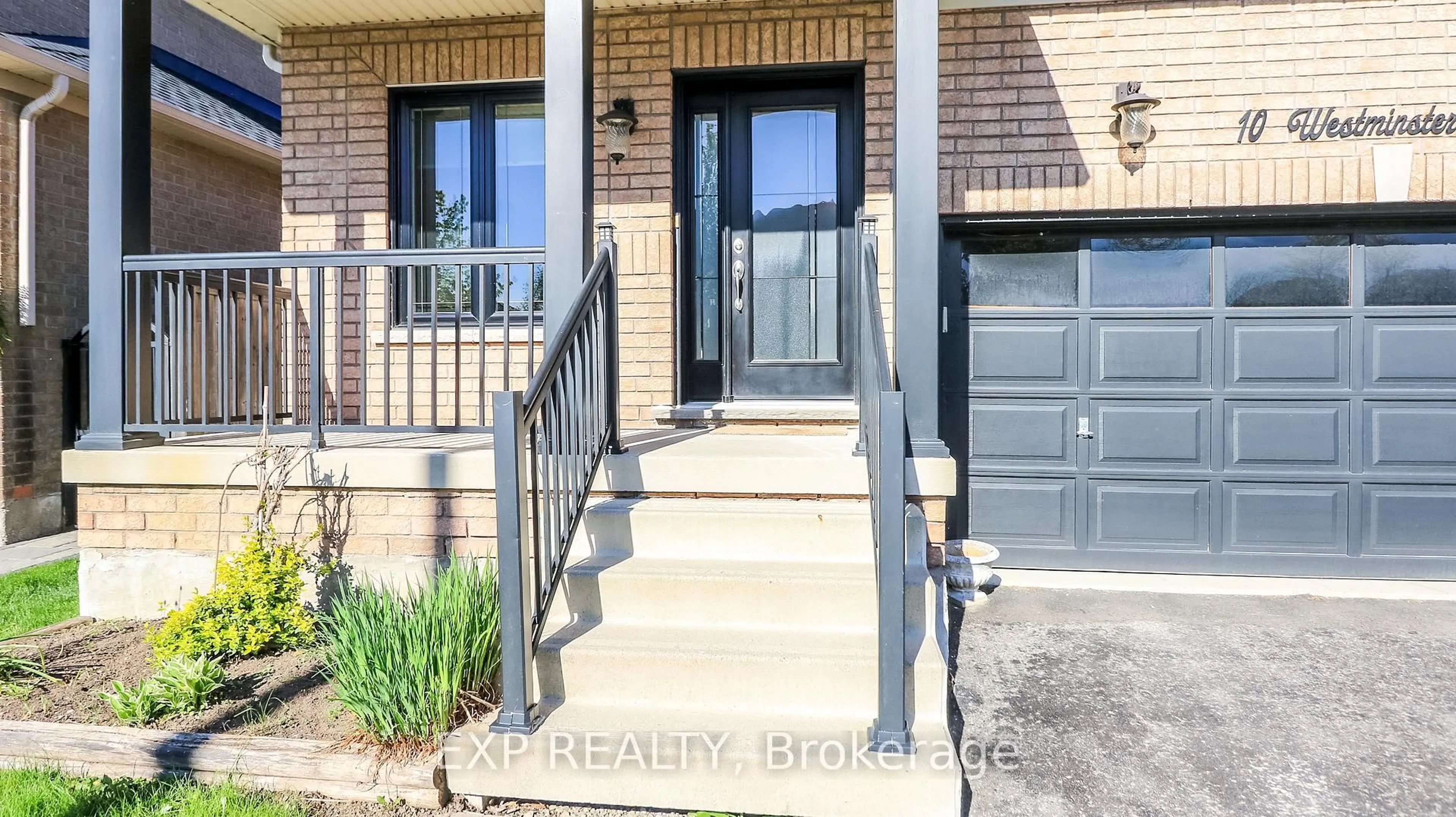 Indoor entryway for 10 Westminster Circ, Barrie Ontario L4M 0A3