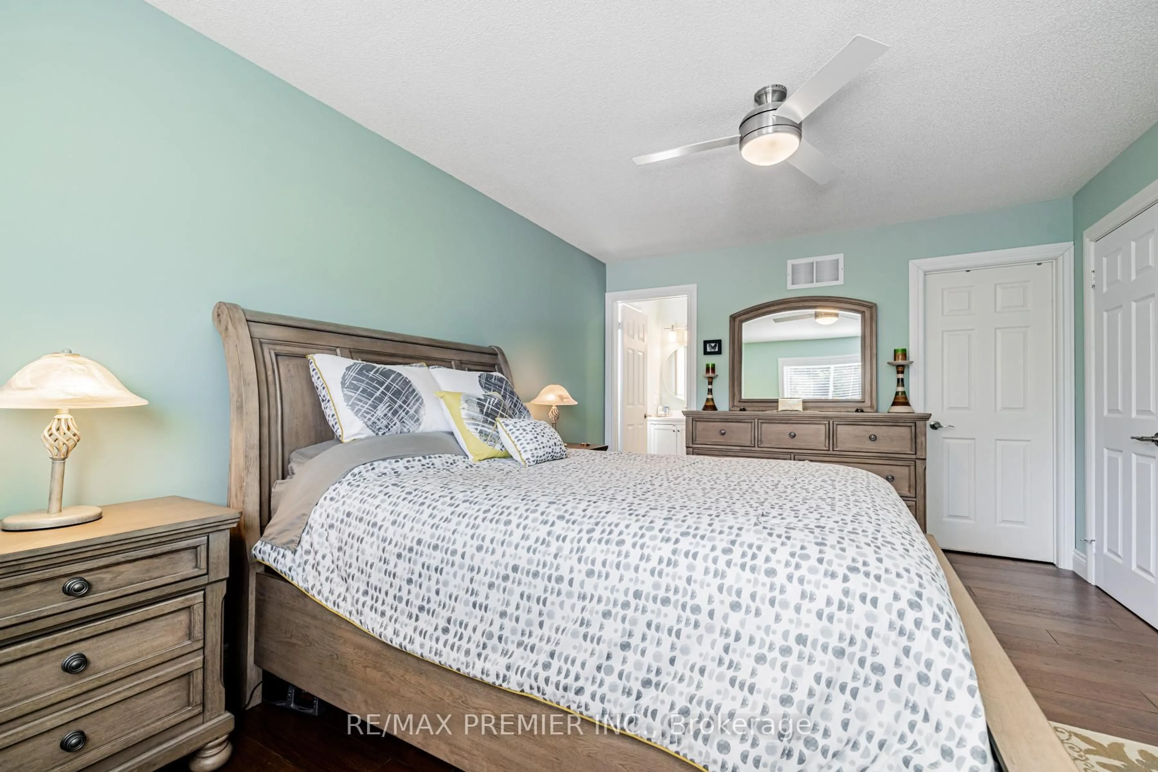 Bedroom with bed, unknown for 20 Cranberry Hts, Wasaga Beach Ontario L9Z 1M9