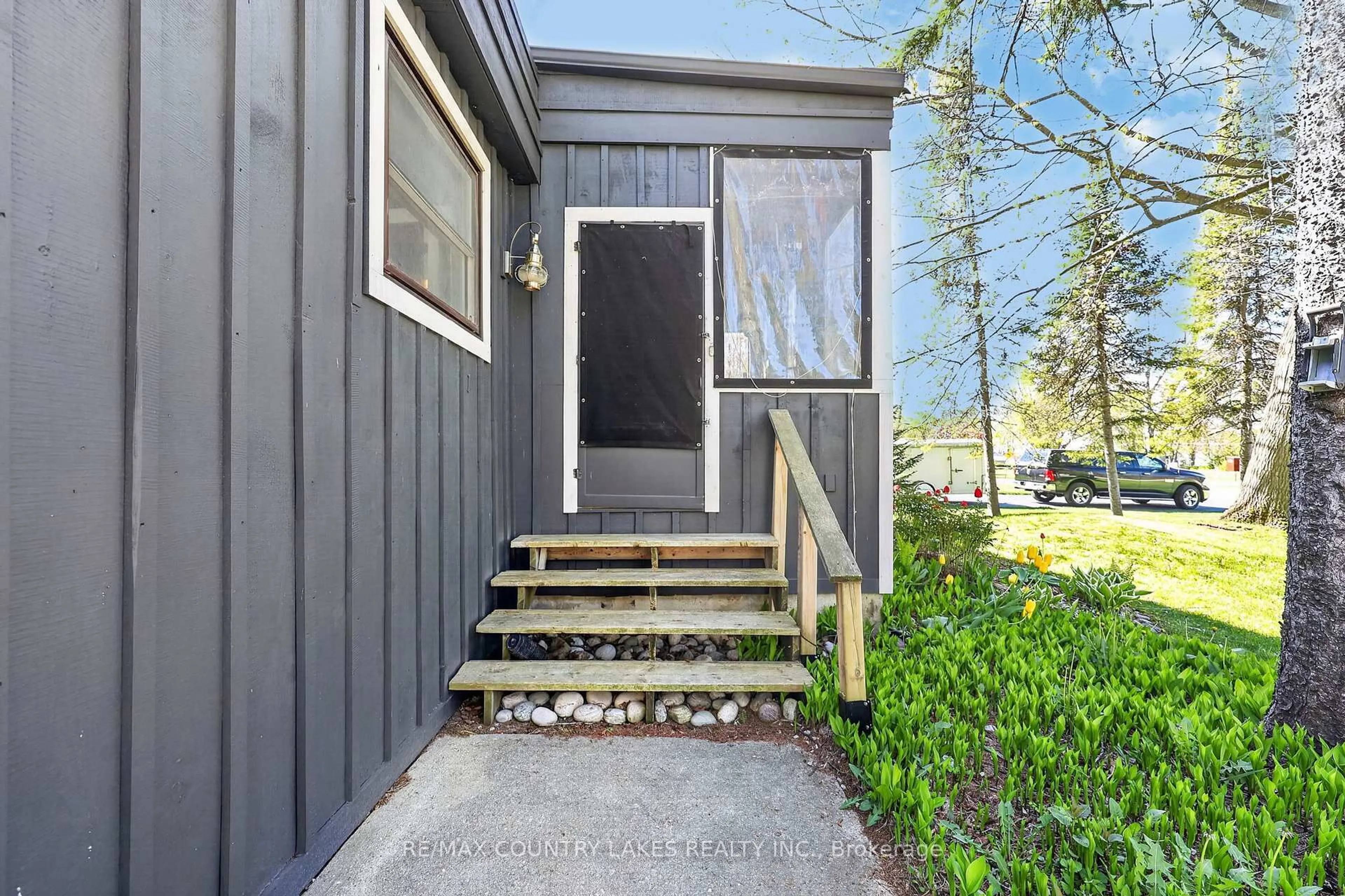 Indoor entryway for 19 Poplar Cres, Ramara Ontario L0K 1B0