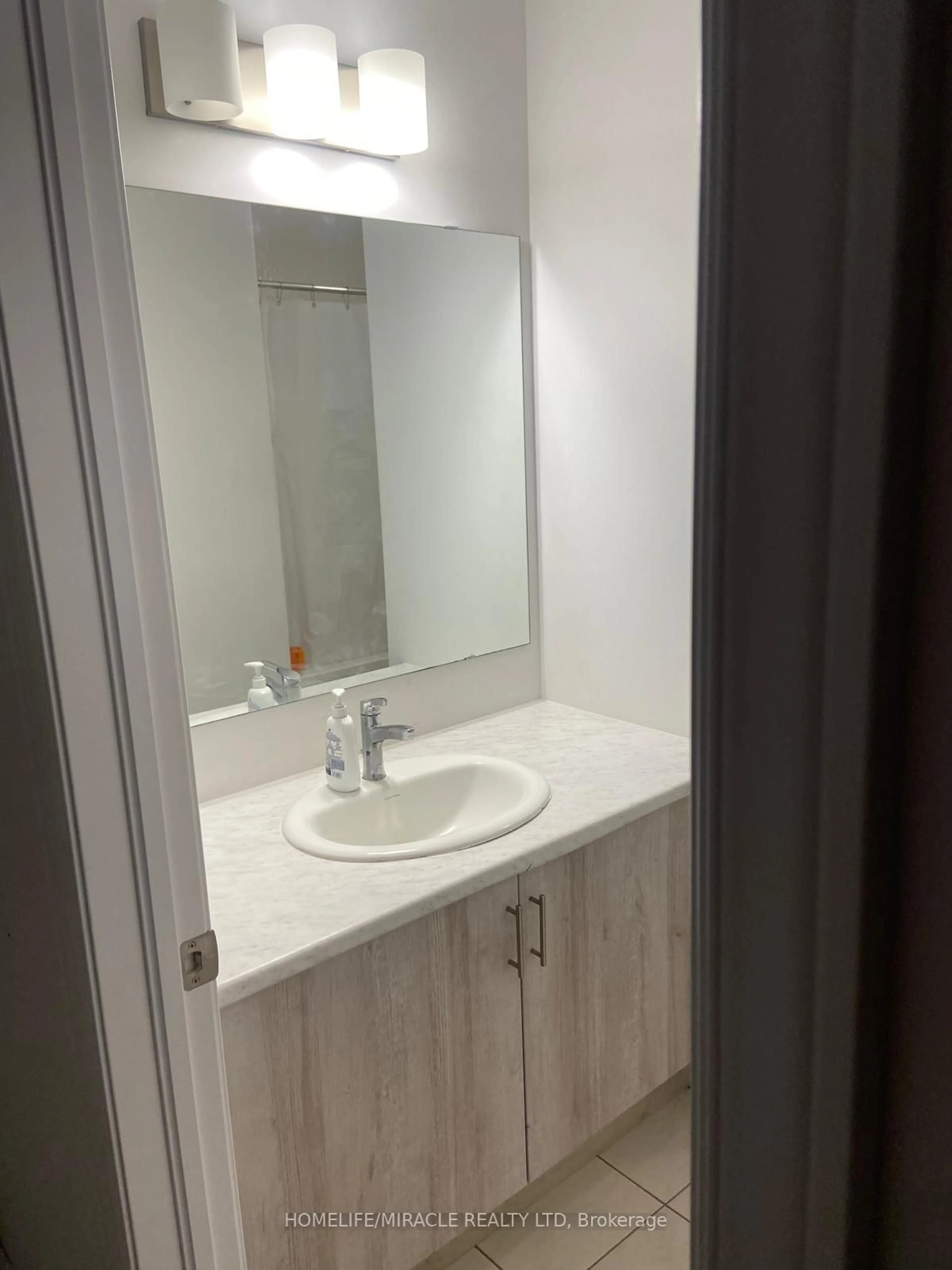 Standard bathroom, unknown for 163 Fenchurch Manr, Barrie Ontario L9J 0W9