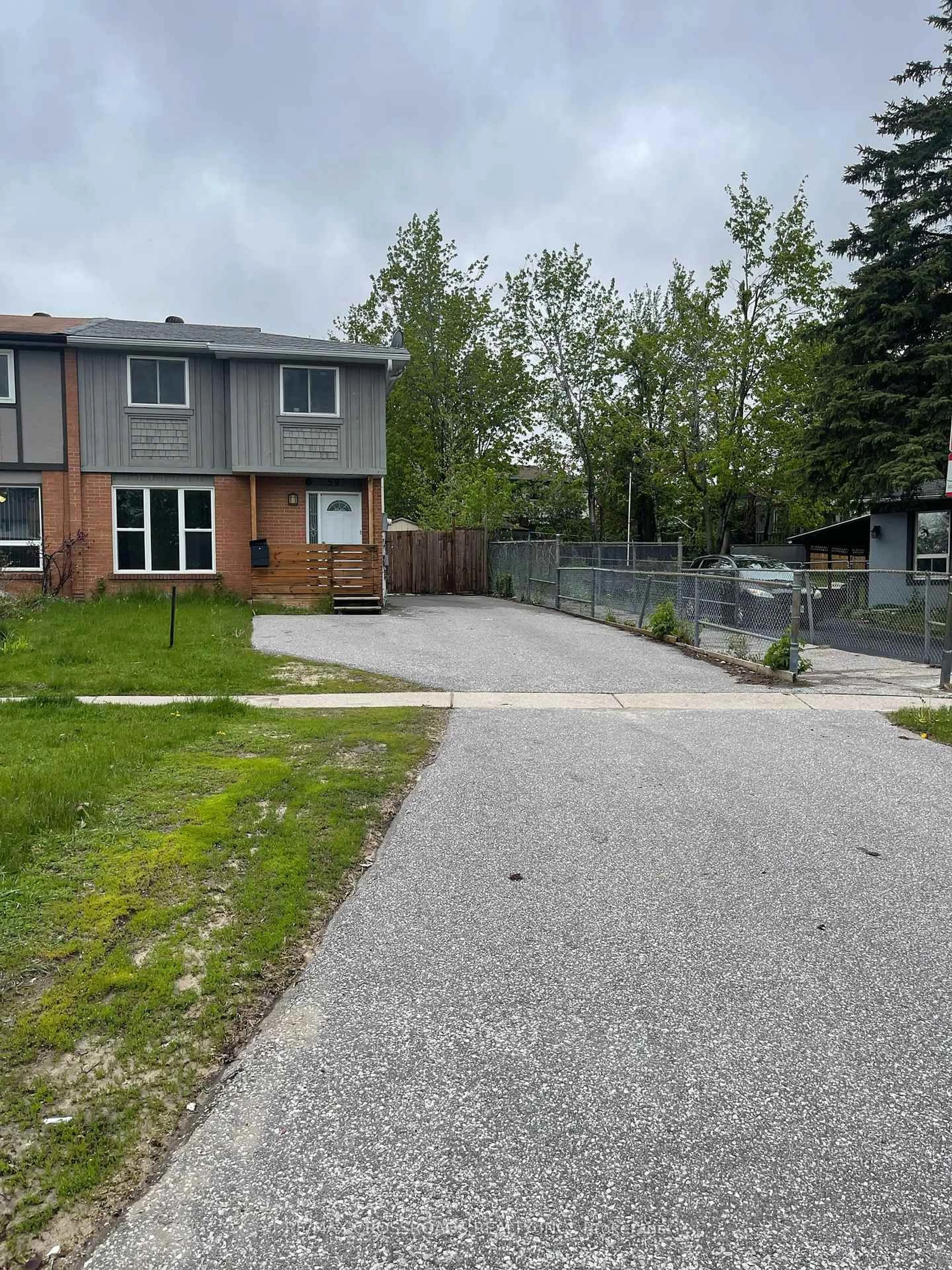 A pic from outside/outdoor area/front of a property/back of a property/a pic from drone, street for 59 Chaucer Cres, Barrie Ontario L4N 4T8