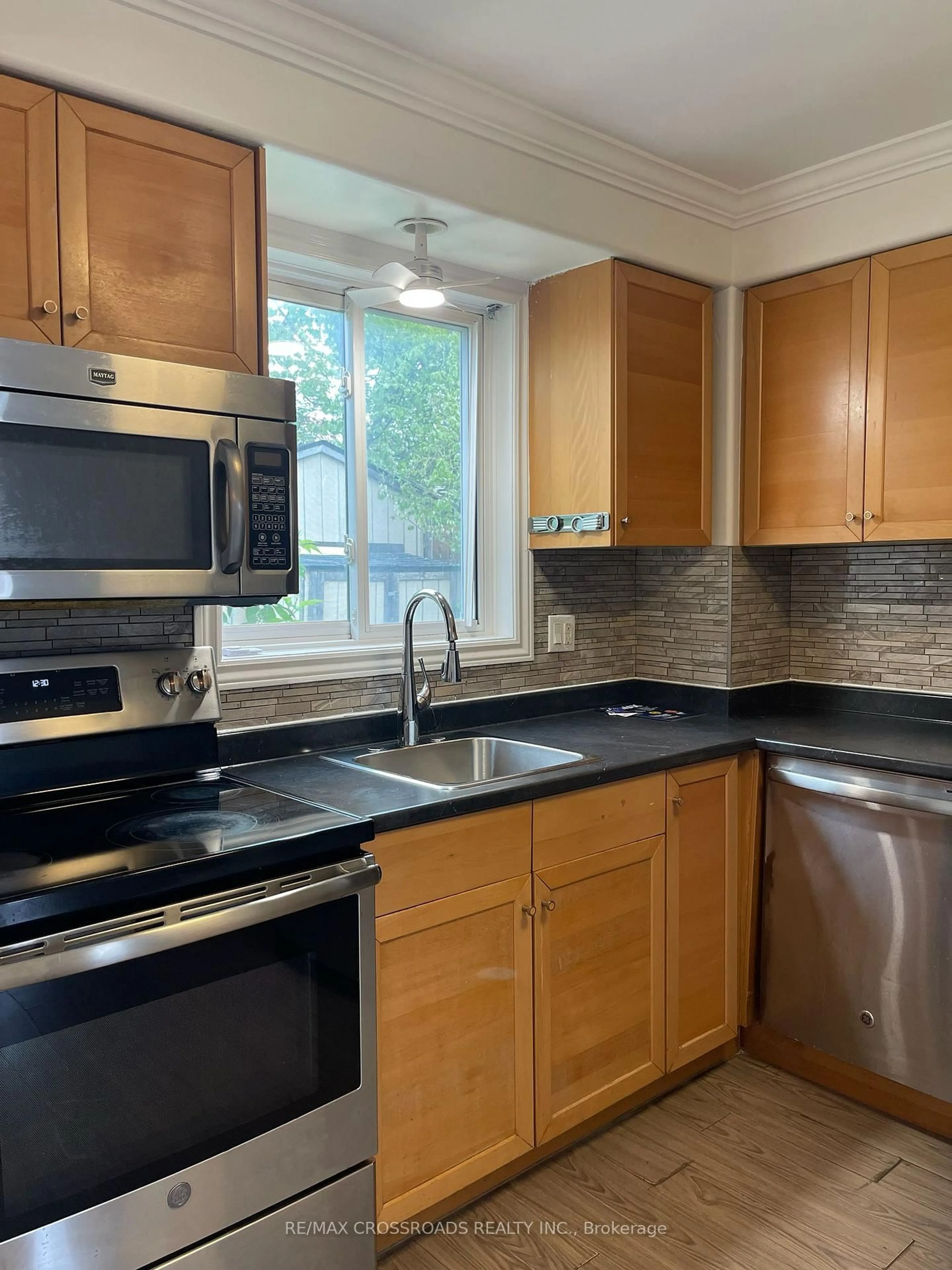 Standard kitchen, unknown for 59 Chaucer Cres, Barrie Ontario L4N 4T8