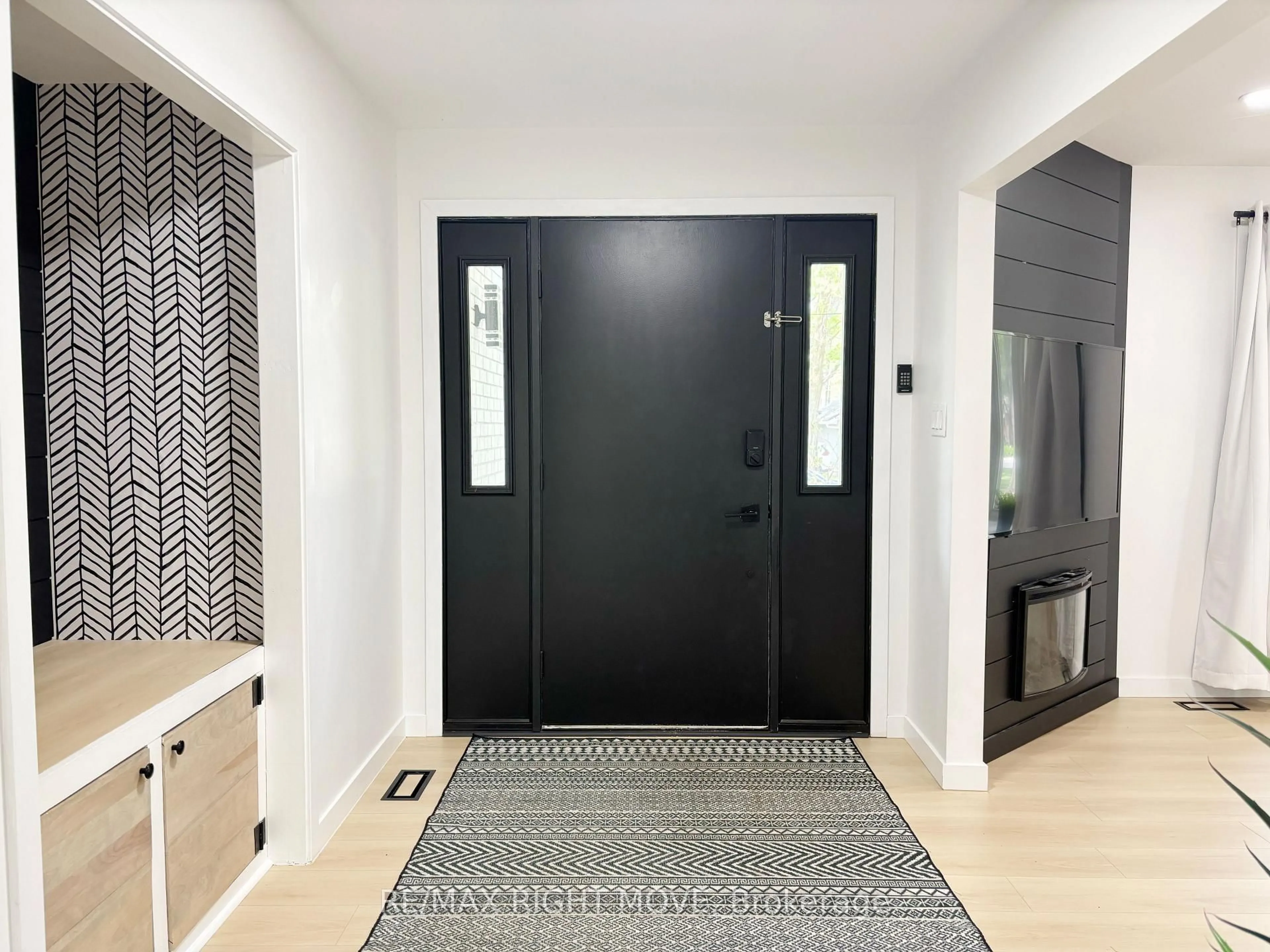 Indoor entryway for 1883 Glen Oak Lane, Severn Ontario L3V 7J1