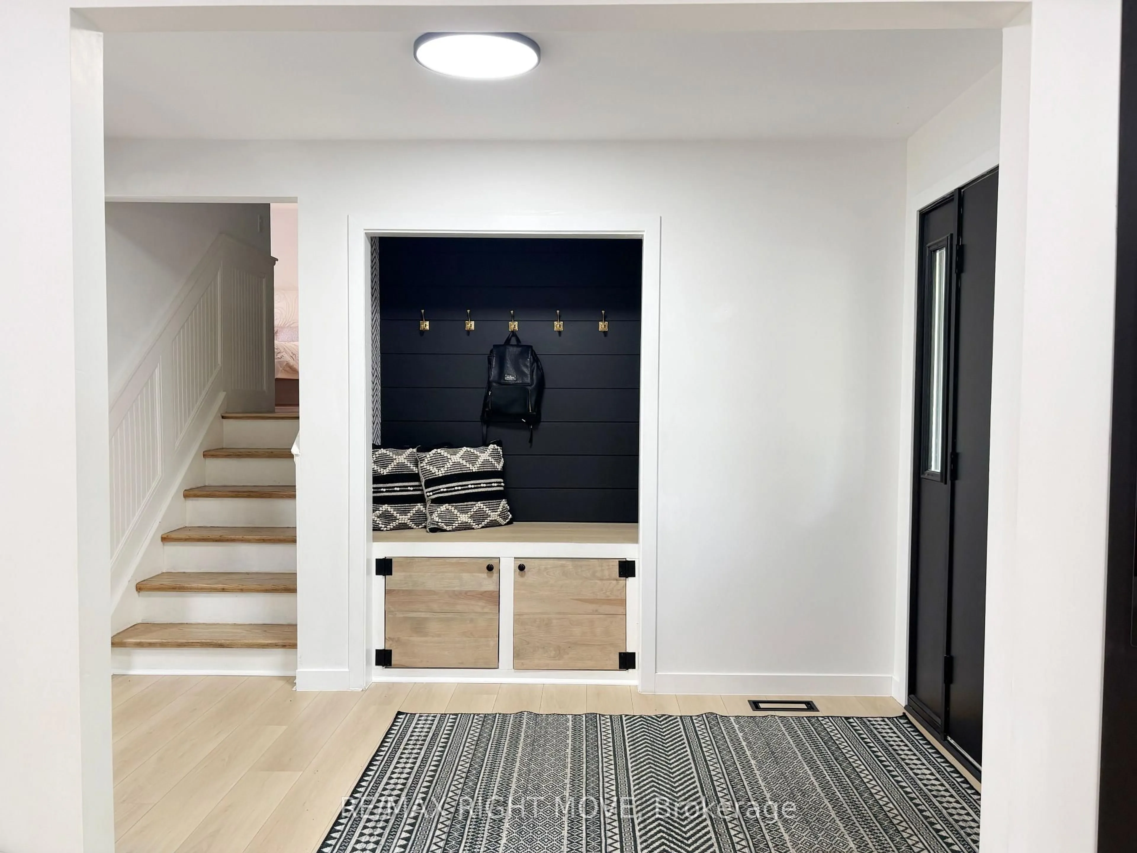 Indoor entryway for 1883 Glen Oak Lane, Severn Ontario L3V 7J1