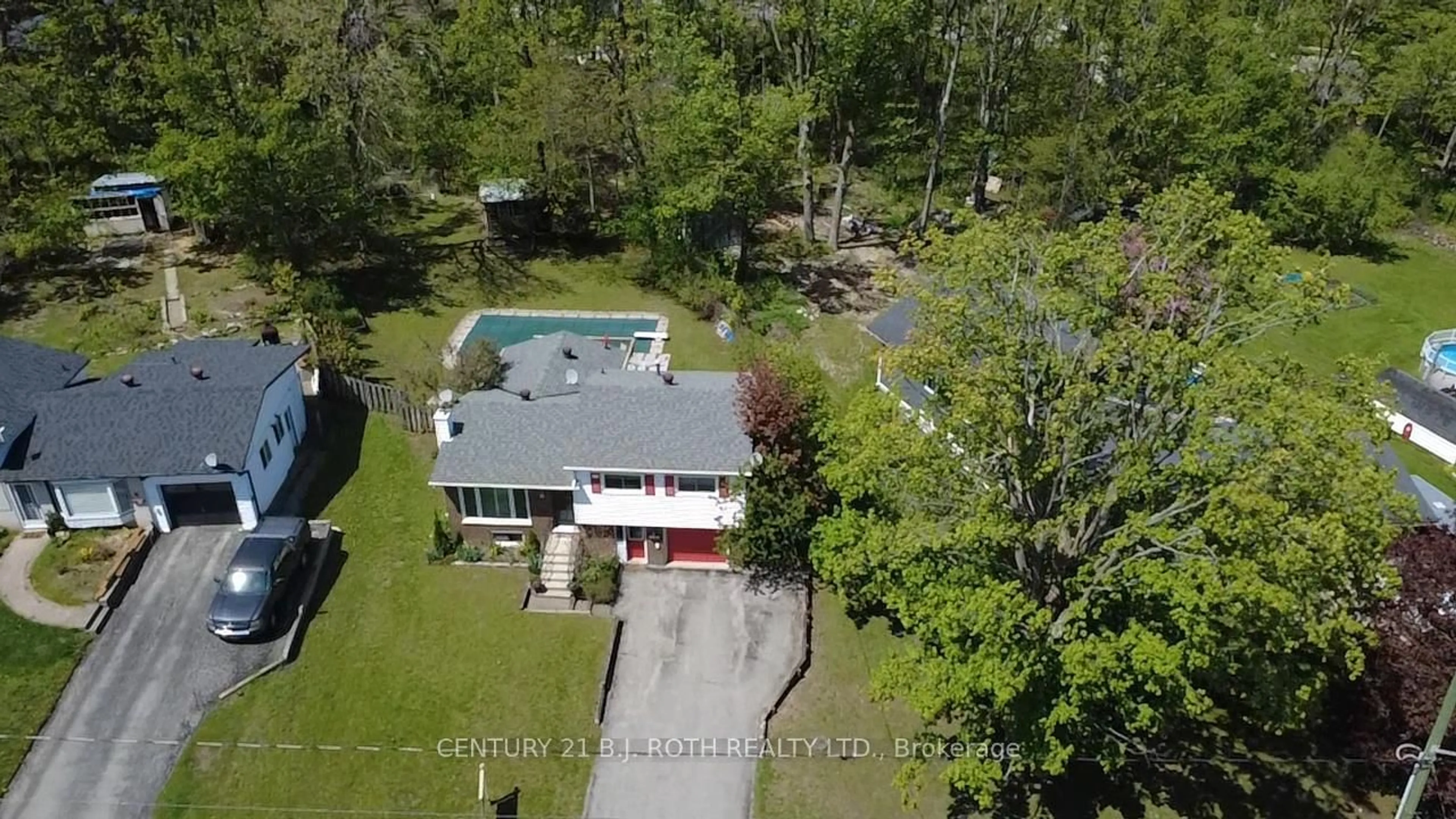A pic from outside/outdoor area/front of a property/back of a property/a pic from drone, water/lake/river/ocean view for 8 Sandra Dr, Orillia Ontario L3V 3G7