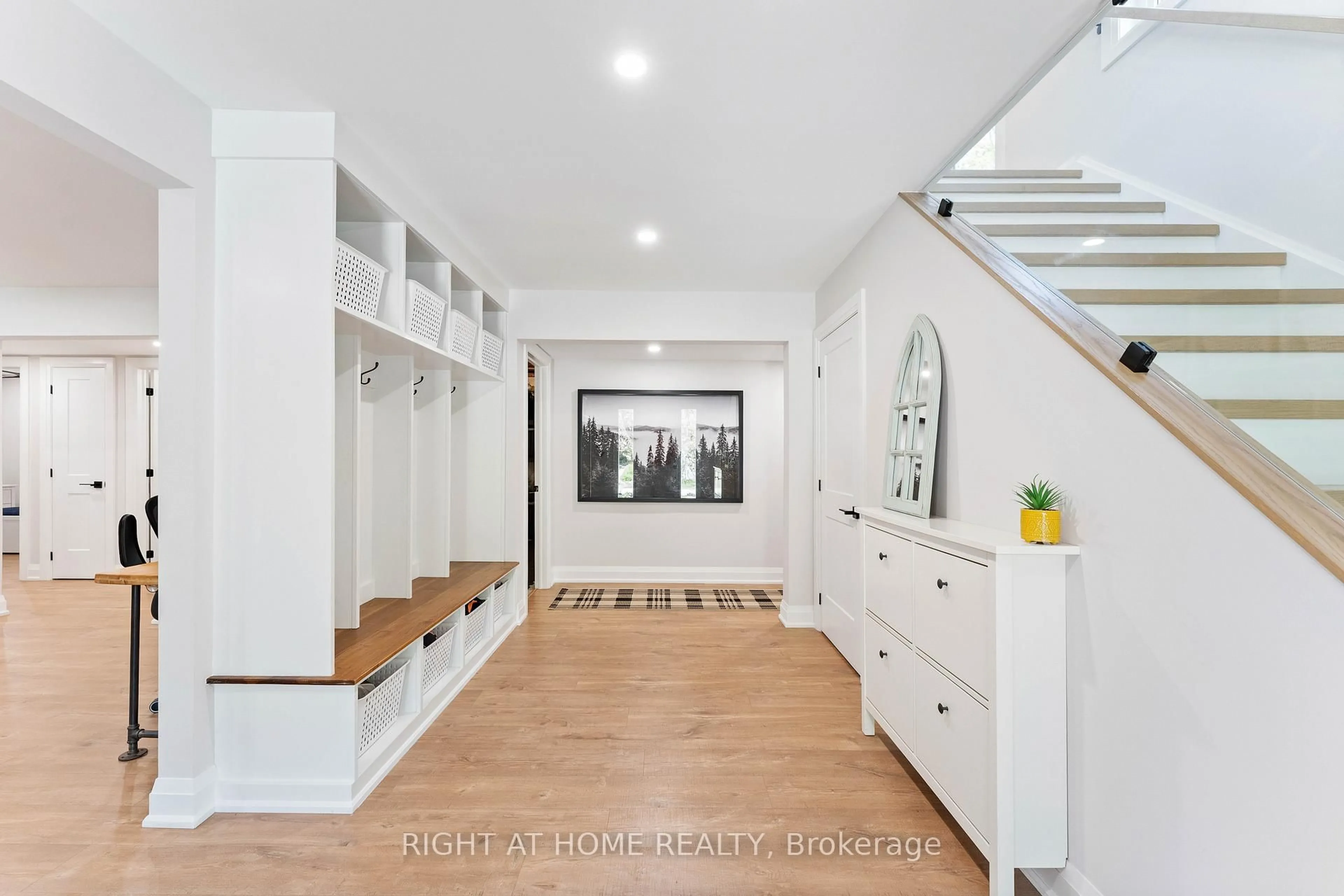 Indoor entryway for 15 Pine Ridge Tr, Oro-Medonte Ontario L4M 4Y8