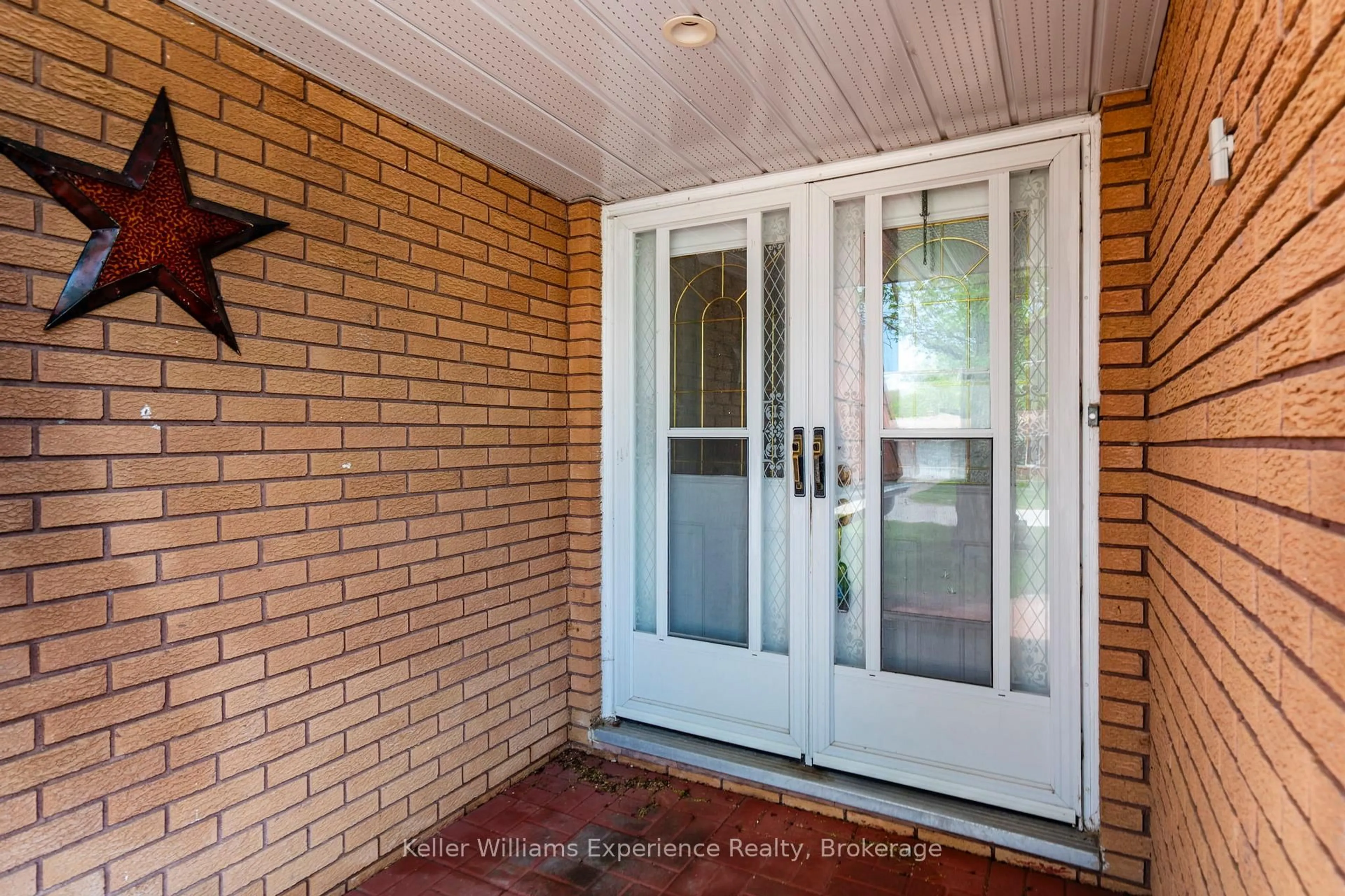 Indoor entryway for 12 Richelieu St, Penetanguishene Ontario L9M 1H9