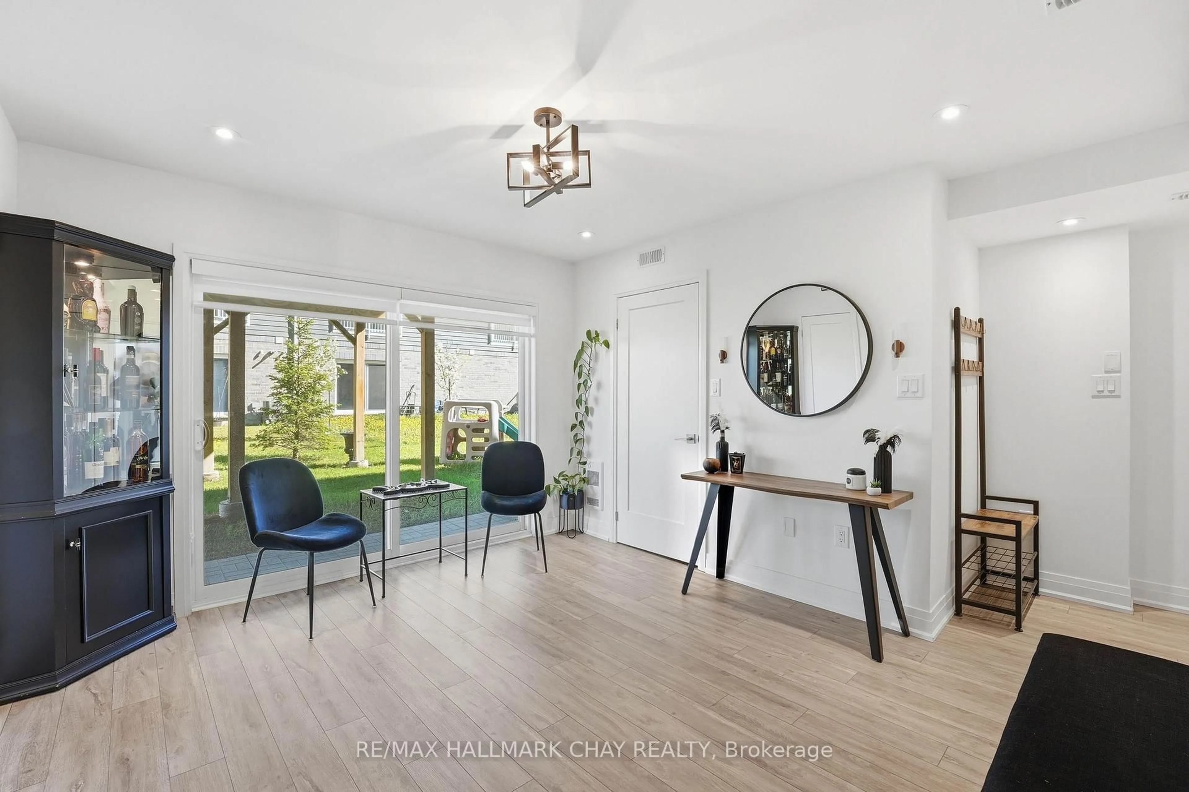 Indoor entryway for 29 Shelburne Ave, Wasaga Beach Ontario L9Z 0J4