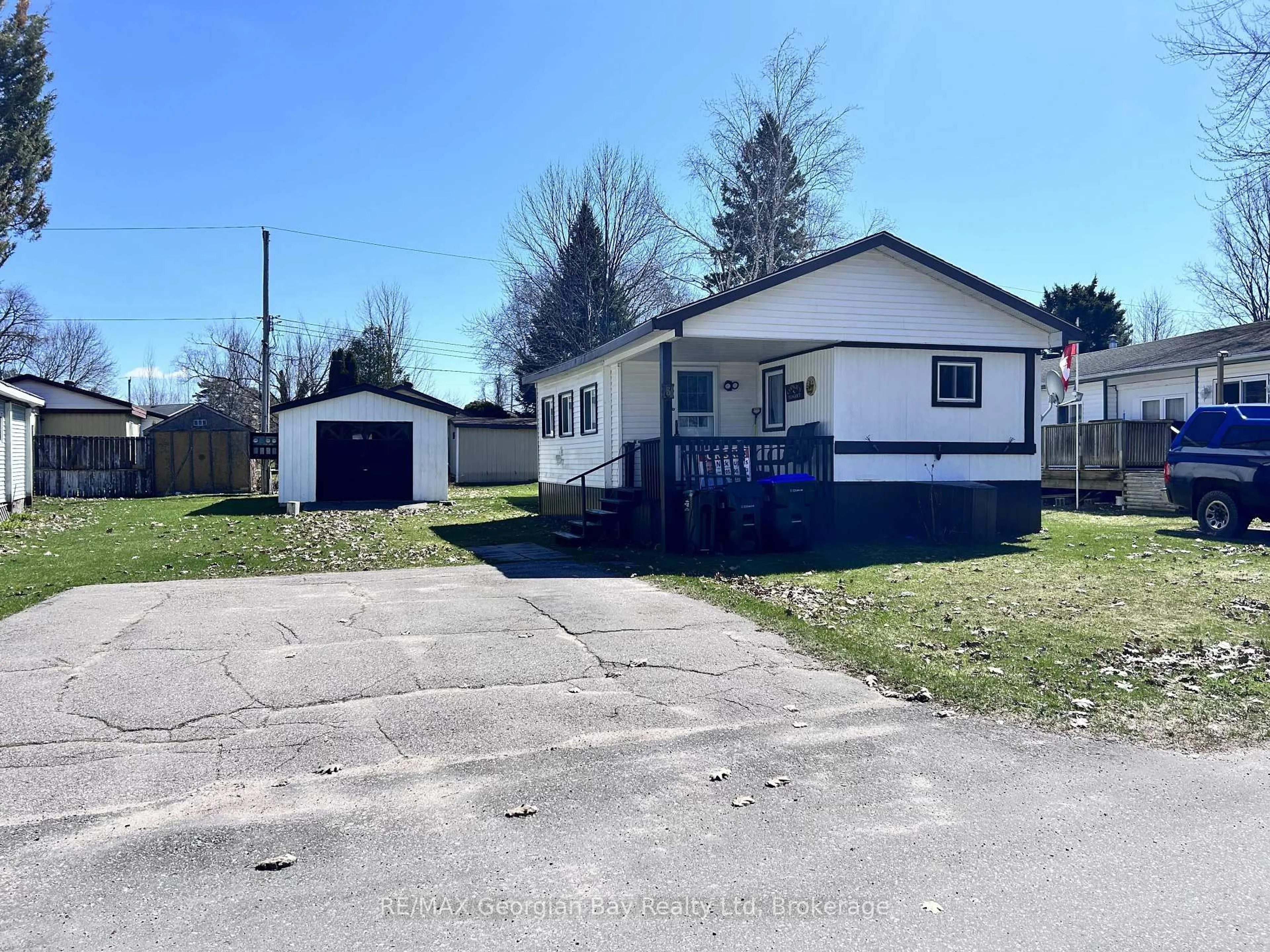 A pic from outside/outdoor area/front of a property/back of a property/a pic from drone, street for 3 Northland Rd, Midland Ontario L4R 0B9