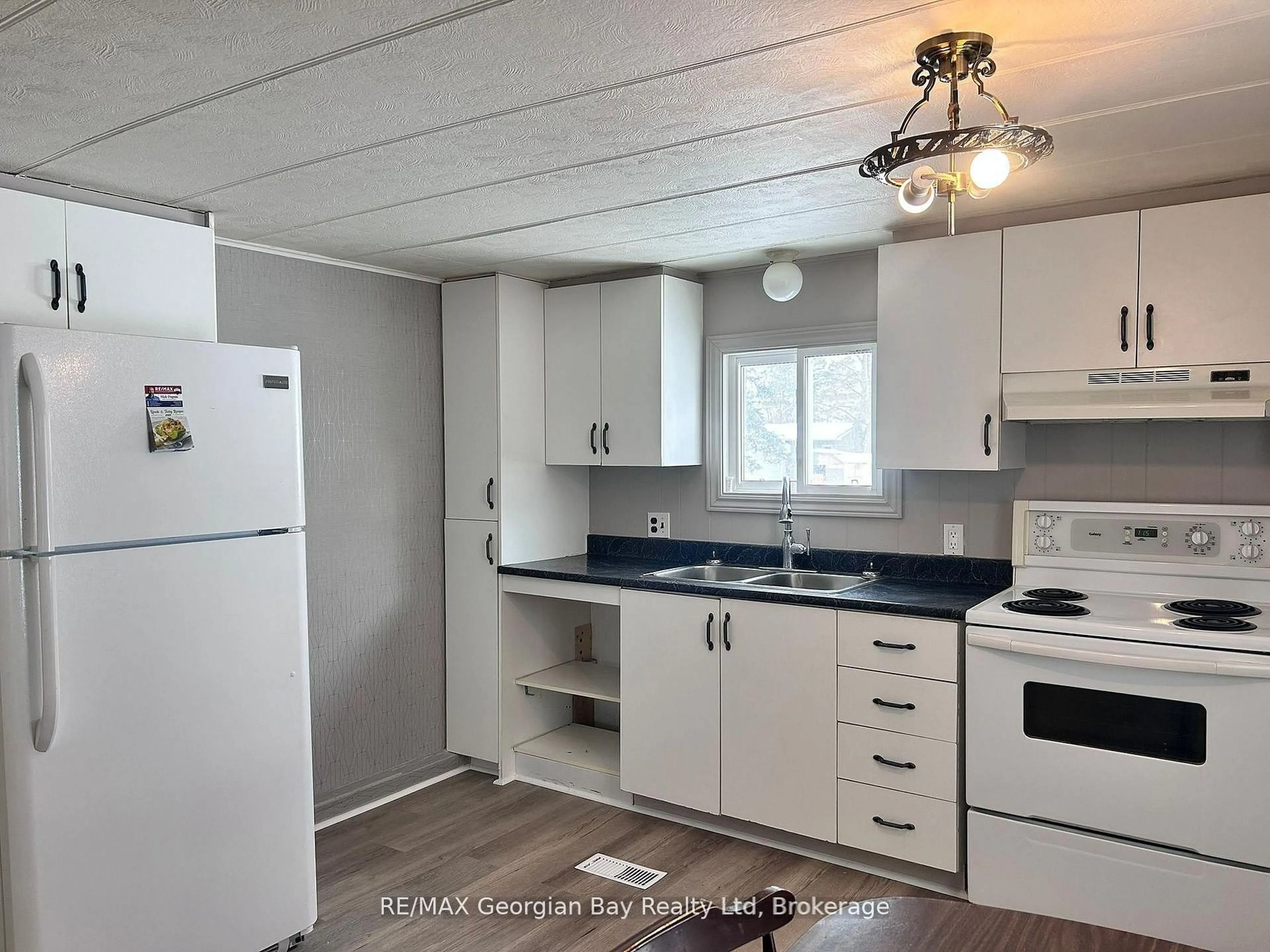 Standard kitchen, unknown for 3 Northland Rd, Midland Ontario L4R 0B9