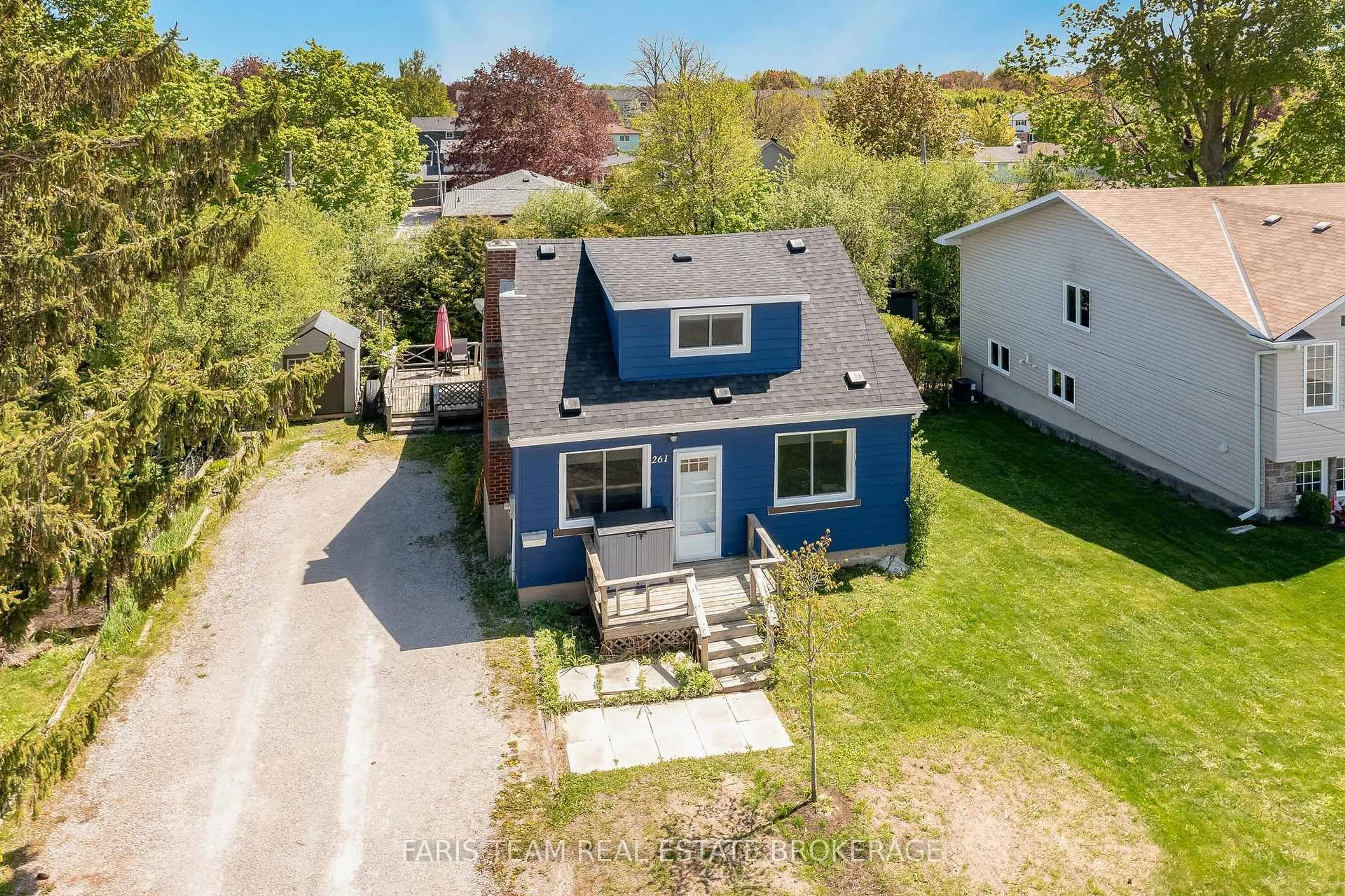 A pic from outside/outdoor area/front of a property/back of a property/a pic from drone, street for 261 James St, Orillia Ontario L3V 1M3