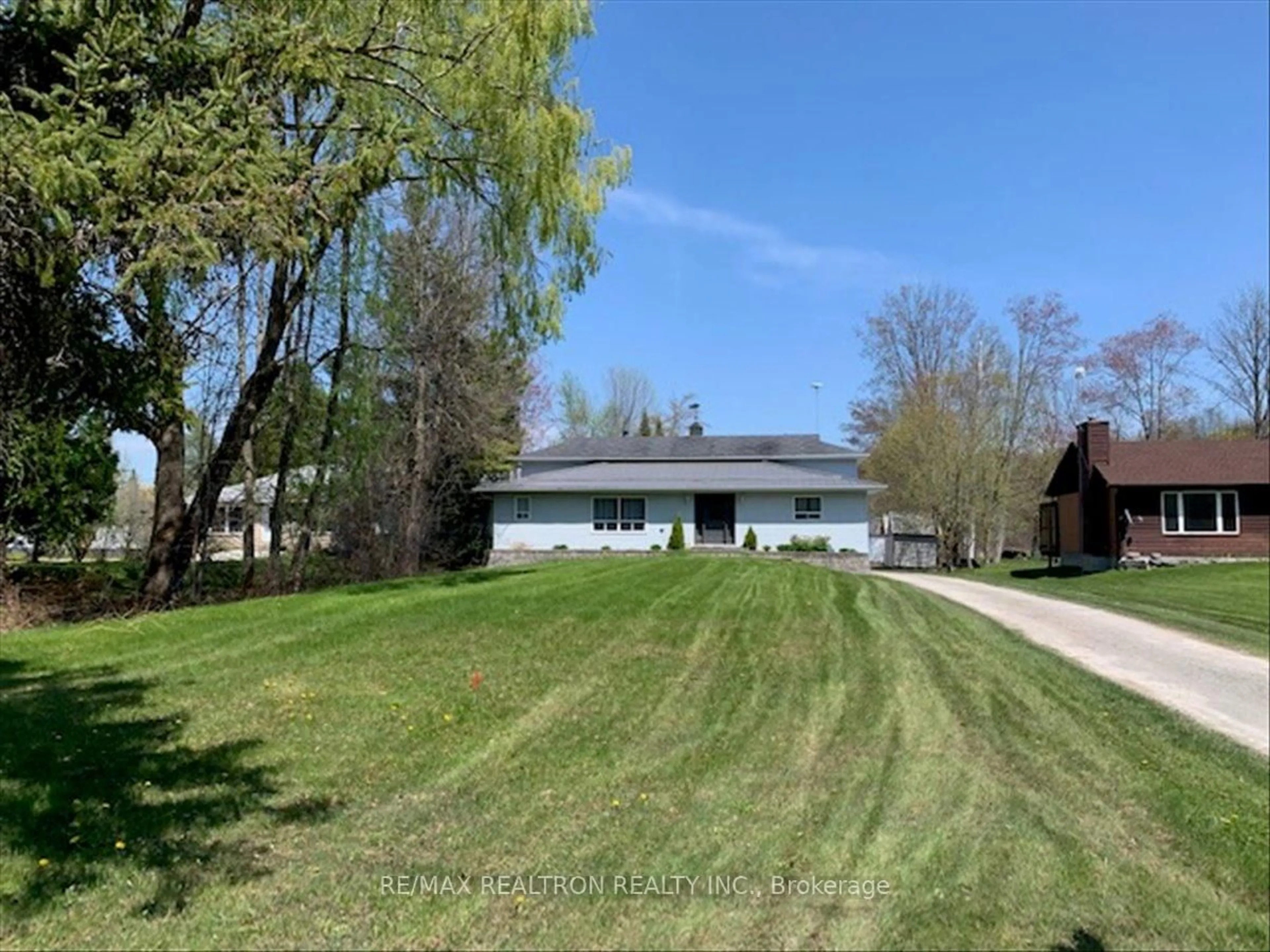 A pic from outside/outdoor area/front of a property/back of a property/a pic from drone, street for 4051 Glen Cedar Dr, Ramara Ontario L3V 6H7