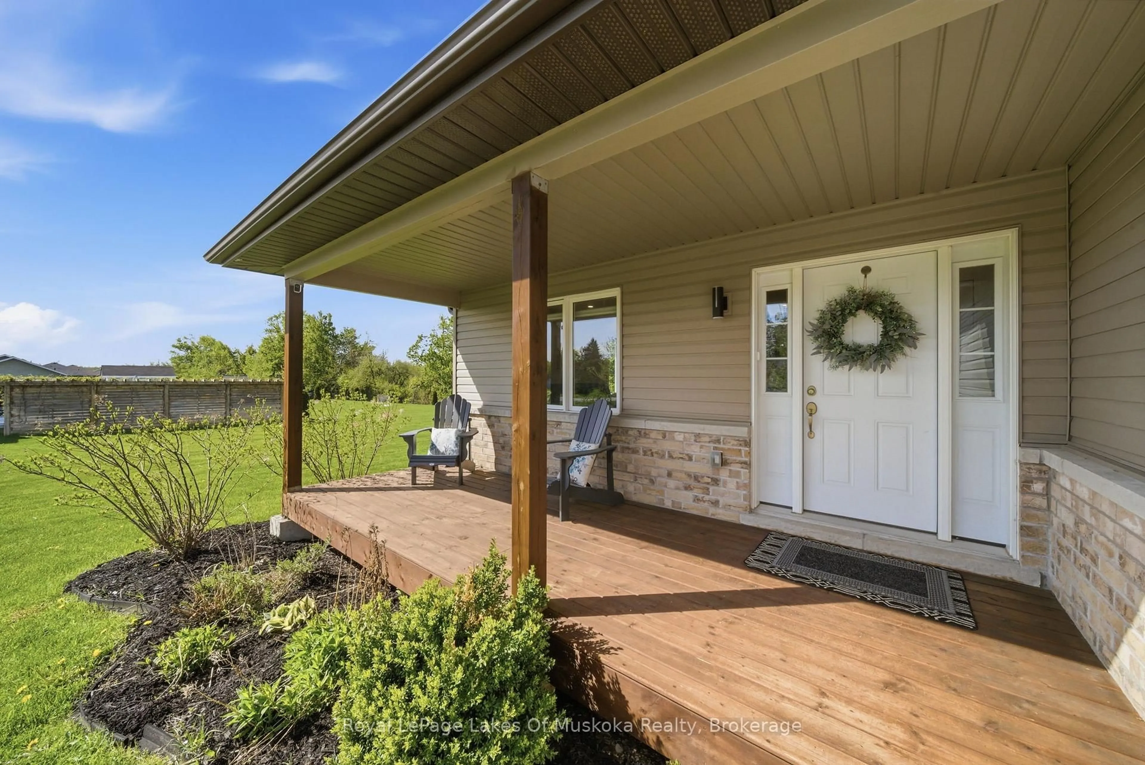 Indoor entryway for 4 Keyzer Dr, Oro-Medonte Ontario L3V 8N7