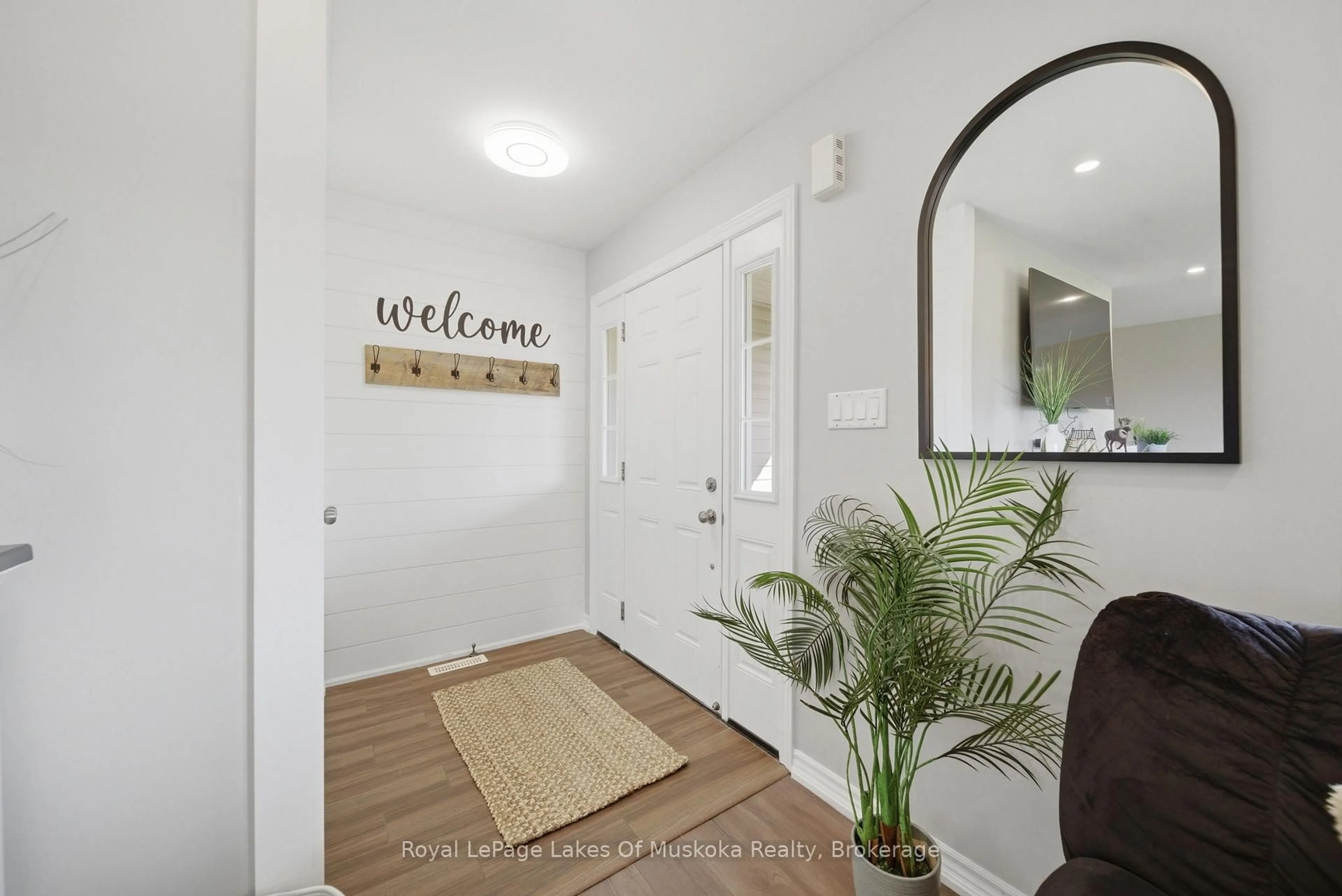 Indoor entryway for 4 Keyzer Dr, Oro-Medonte Ontario L3V 8N7