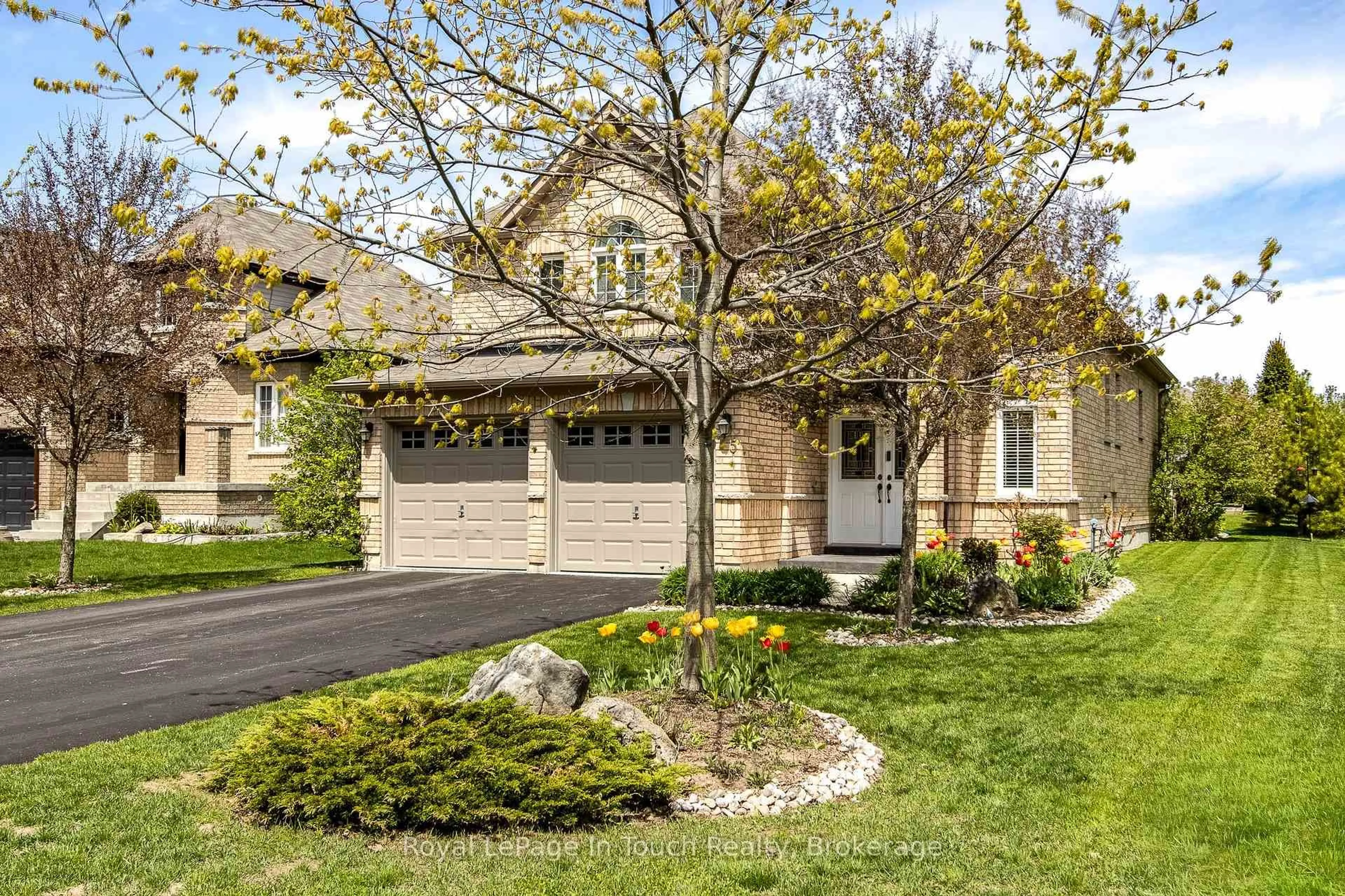 Home with brick exterior material, street for 75 Pearl St, Wasaga Beach Ontario L9Z 0G8